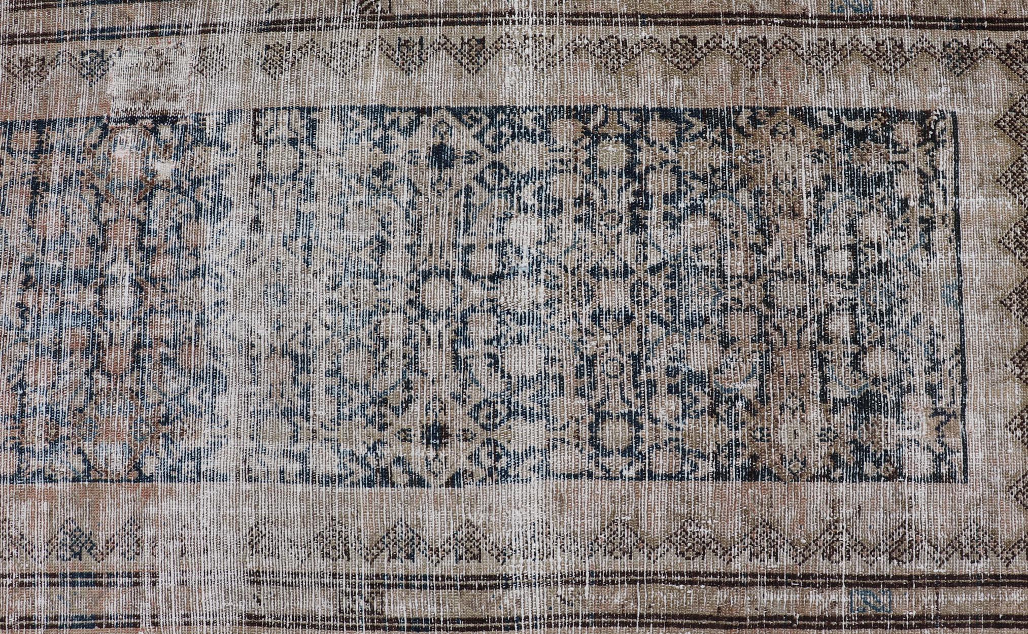 Antiker persischer Malayer-Läufer aus Persien mit subtilem Elfenbein und weichem Blau 2'11 x 15'2 (Persisch) im Angebot
