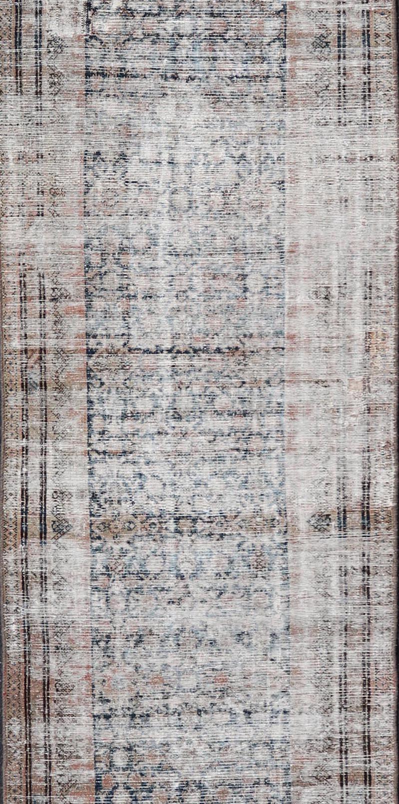 Antiker persischer Malayer-Läufer aus Persien mit subtilem Elfenbein und weichem Blau 2'11 x 15'2 im Zustand „Relativ gut“ im Angebot in Atlanta, GA