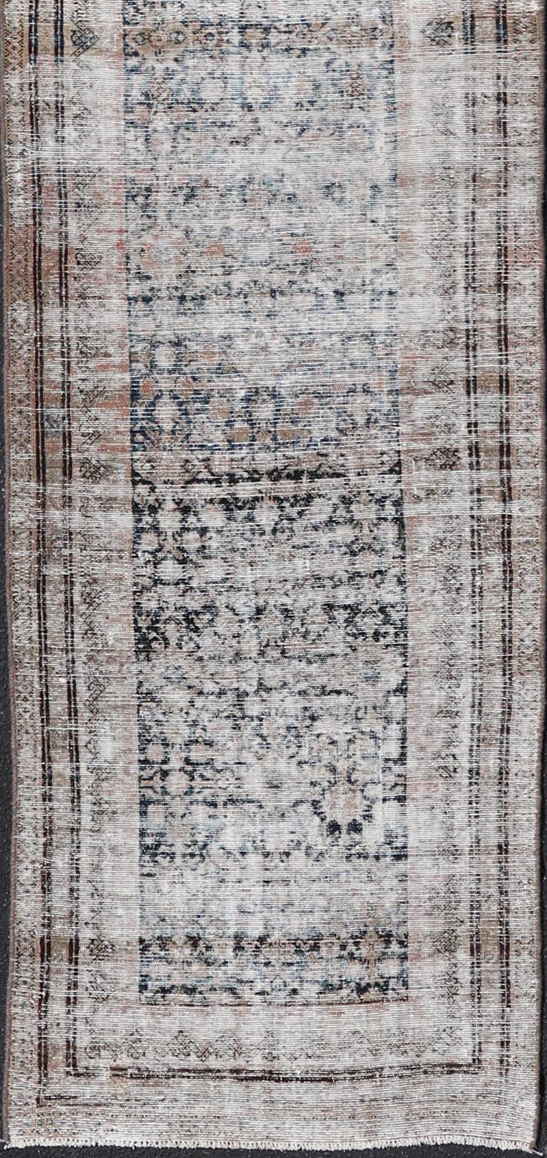 Antiker persischer Malayer-Läufer aus Persien mit subtilem Elfenbein und weichem Blau 2'11 x 15'2 (20. Jahrhundert) im Angebot
