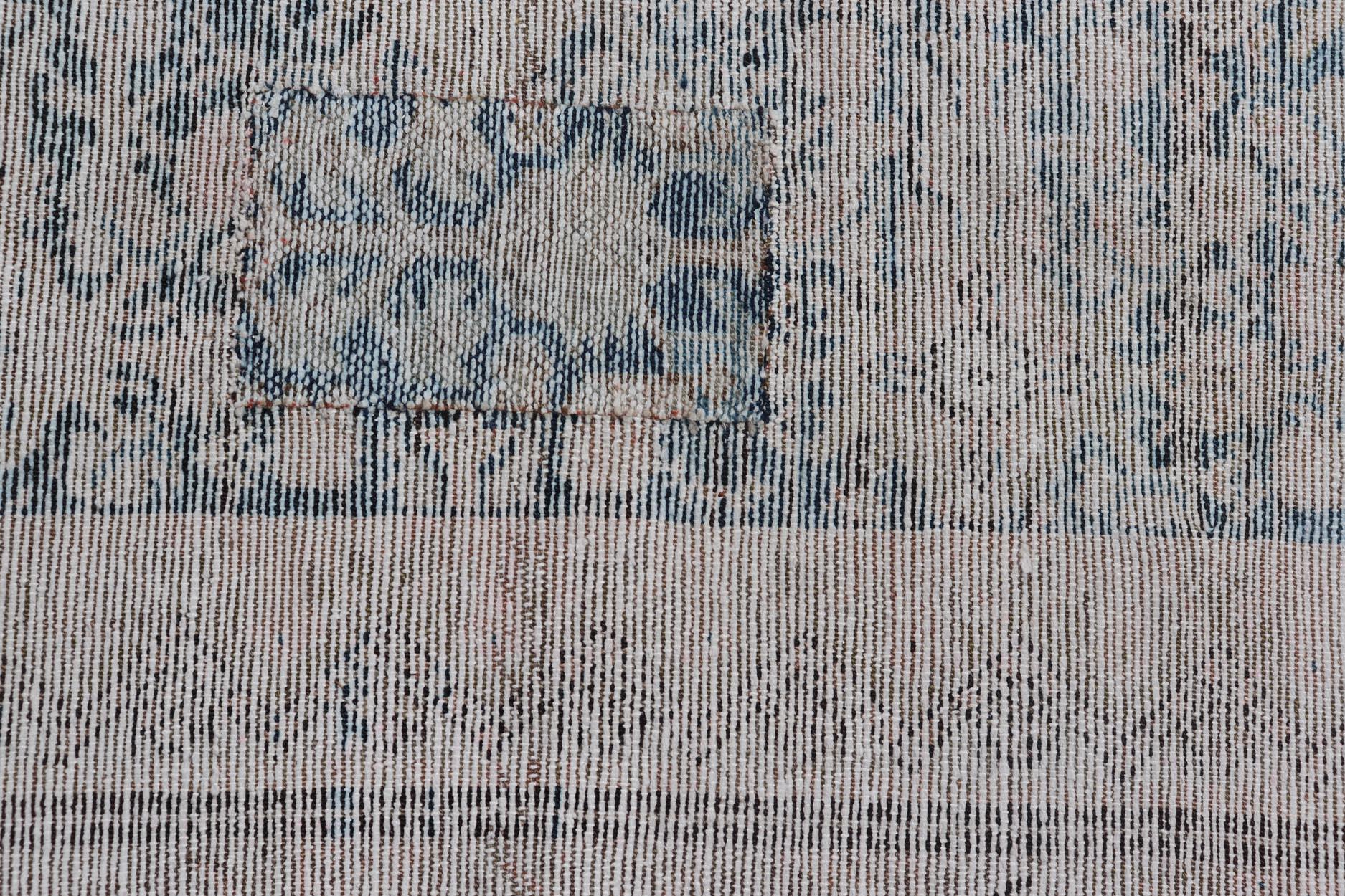Antiker persischer Malayer-Läufer aus Persien mit subtilem Elfenbein und weichem Blau 2'11 x 15'2 im Angebot 1