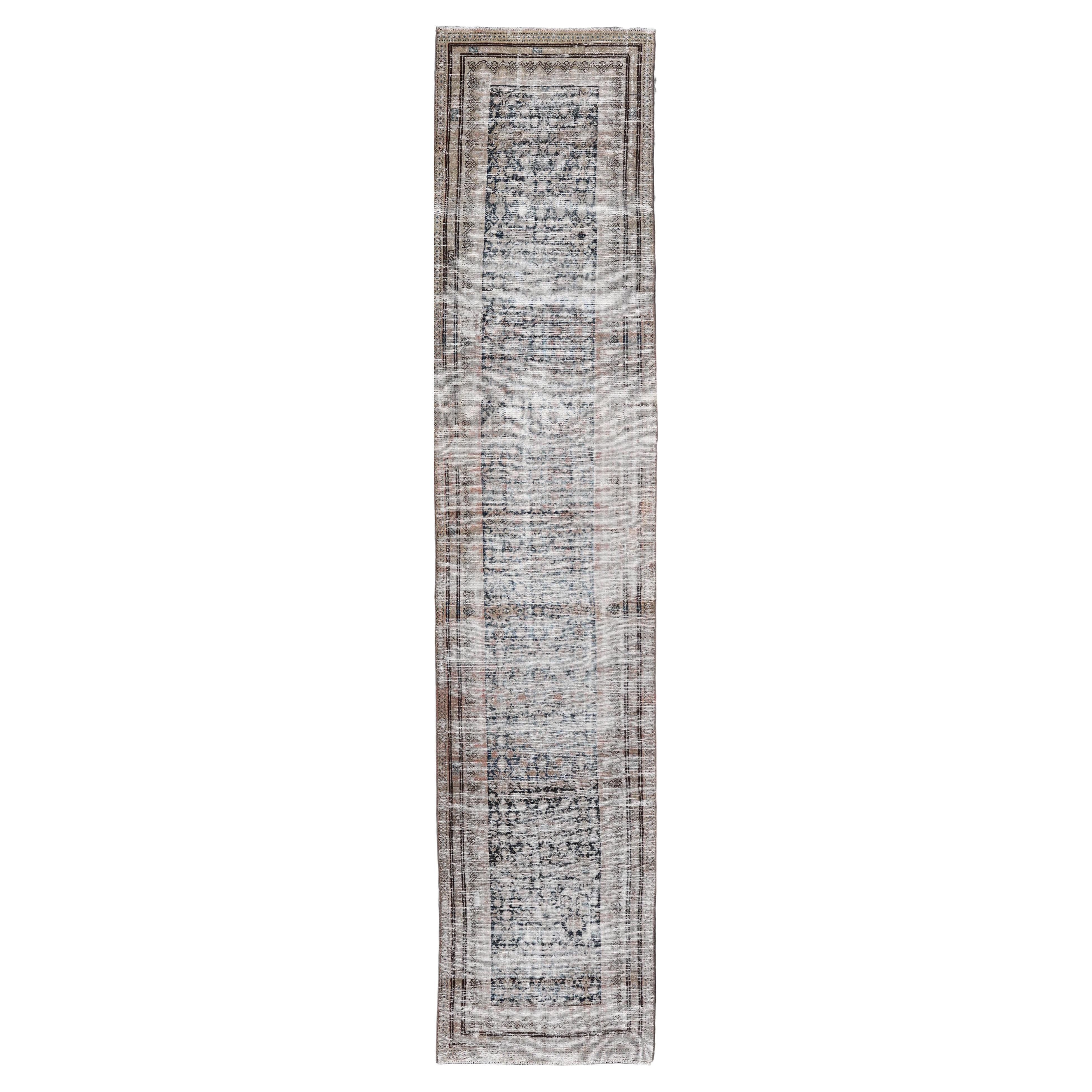 Antiker persischer Malayer-Läufer aus Persien mit subtilem Elfenbein und weichem Blau 2'11 x 15'2 im Angebot