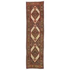 Tapis de couloir persan ancien Malayer avec cheminée de style Tudor Manor House