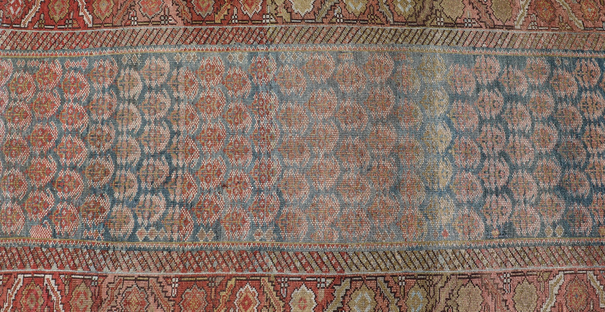 Misure: 3'5 x 18'5 
Antico tappeto persiano Malayer con disegno unico Boteh in morbido blu 3'5 x 18'5. Keivan Woven Arts/ tappeto/AVI-0804, paese d'origine/tipo: Iran / Malayer, circa 1920.

Questo eccezionale runner antico persiano Malayer presenta