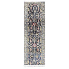 Tapis de couloir tribal persan antique Malayer en gris sarcelle, vert, or et corail 