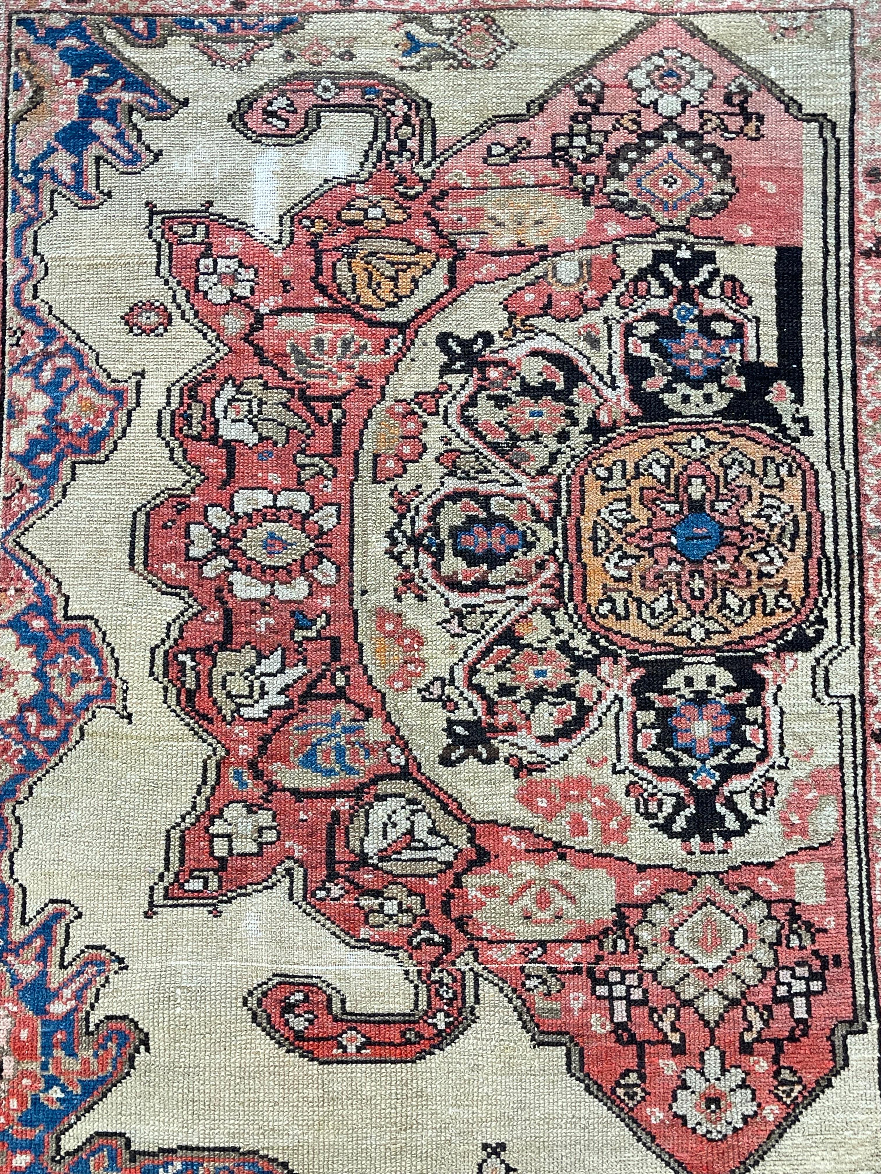 Tapis d'échantillonnage persan Malayer de grande valeur, cette jolie pièce témoigne de la manière dont les grands tapis étaient commandés aux propriétaires d'ateliers en Iran à la fin du XIXe siècle. Un échantillonneur ou Vagireh est un moyen de