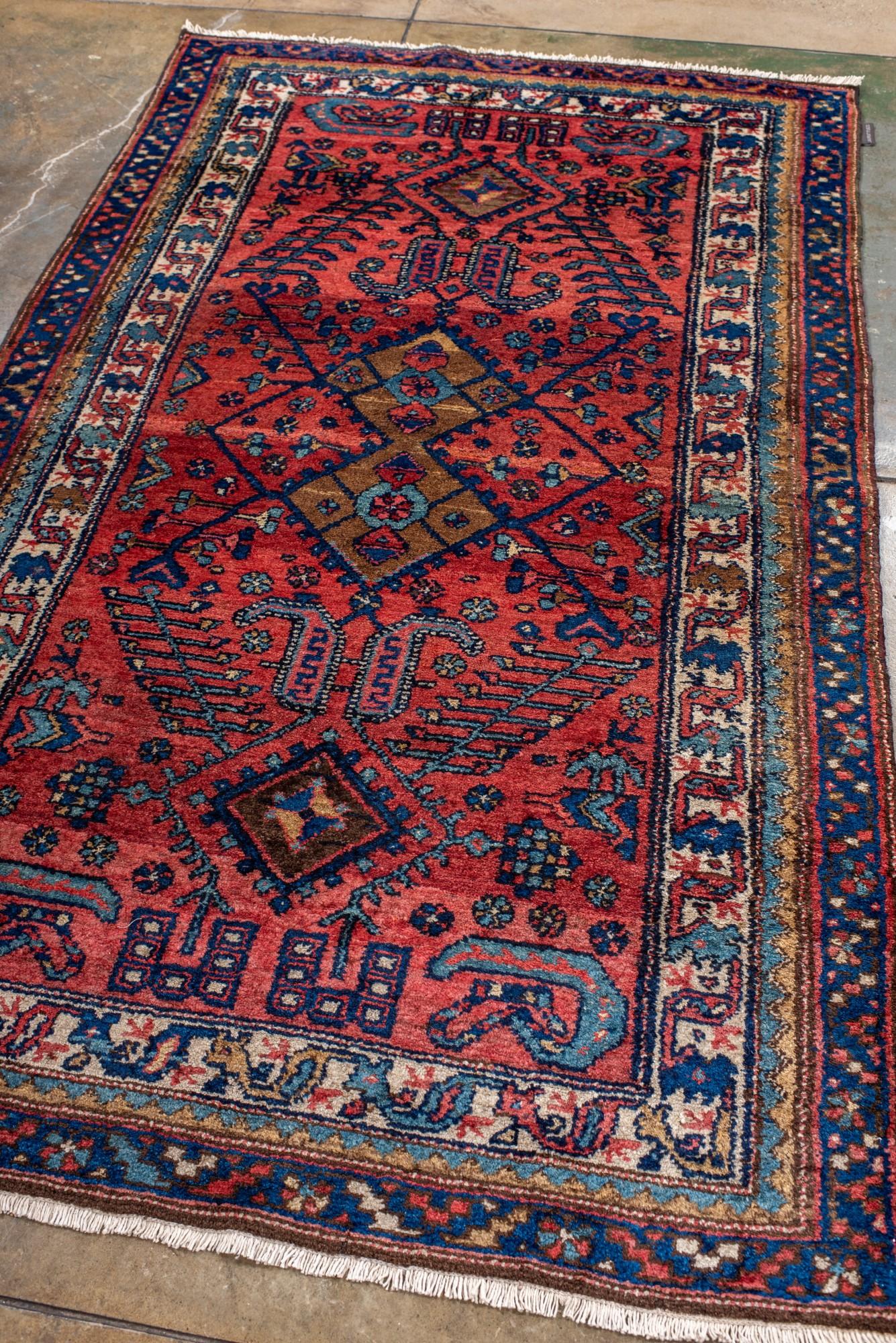 Perse Malayer persan ancien avec champ corail et détails bleus en vente