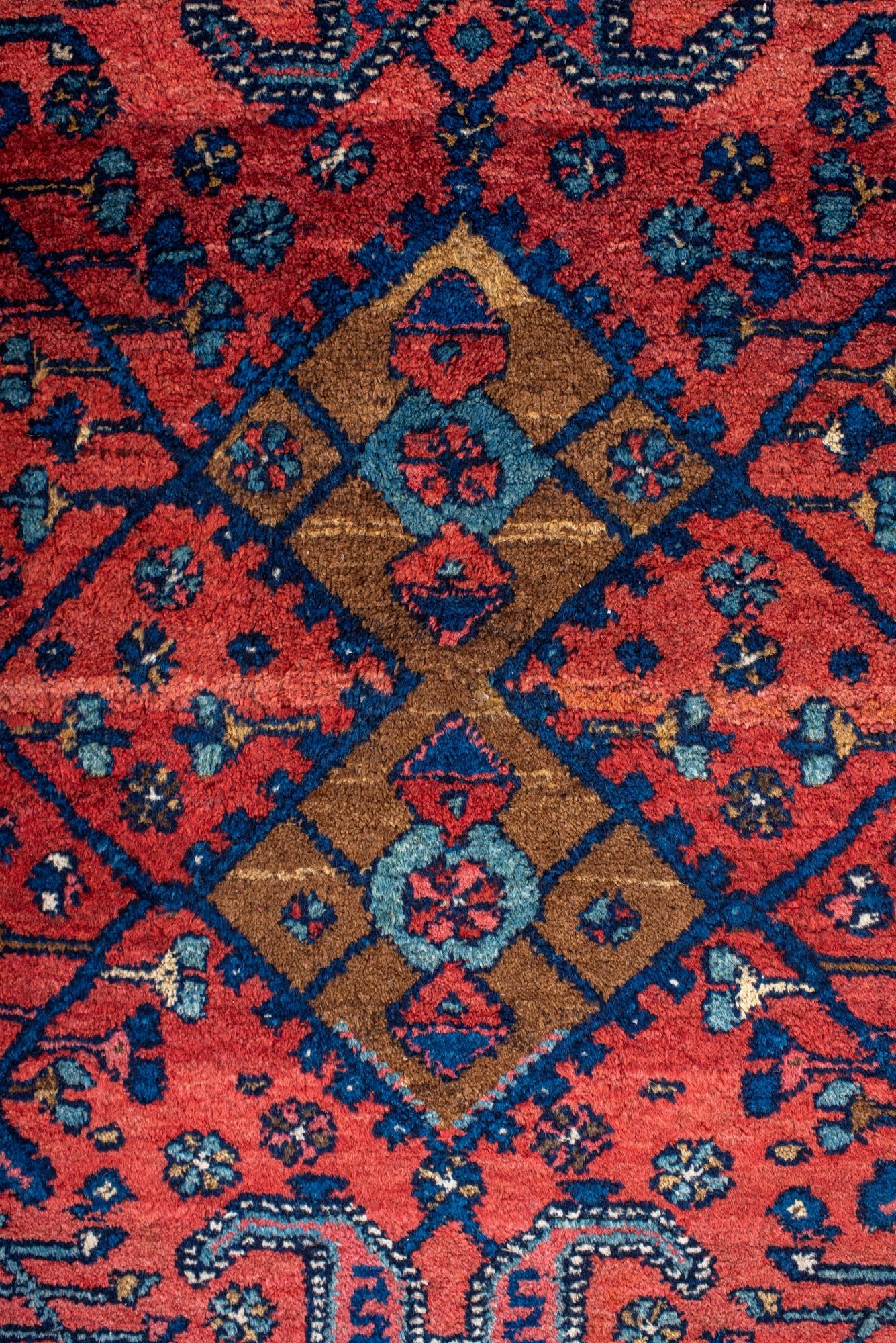 Noué à la main Malayer persan ancien avec champ corail et détails bleus en vente