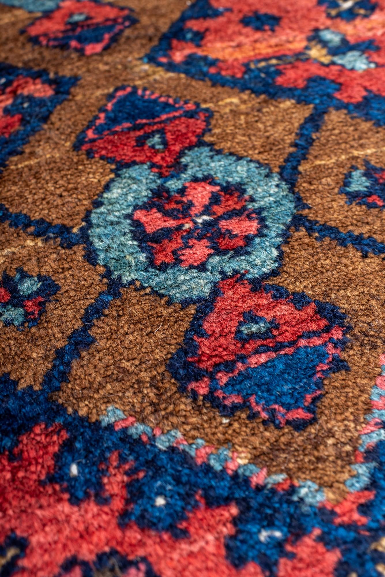 Malayer persan ancien avec champ corail et détails bleus Bon état - En vente à New York, NY