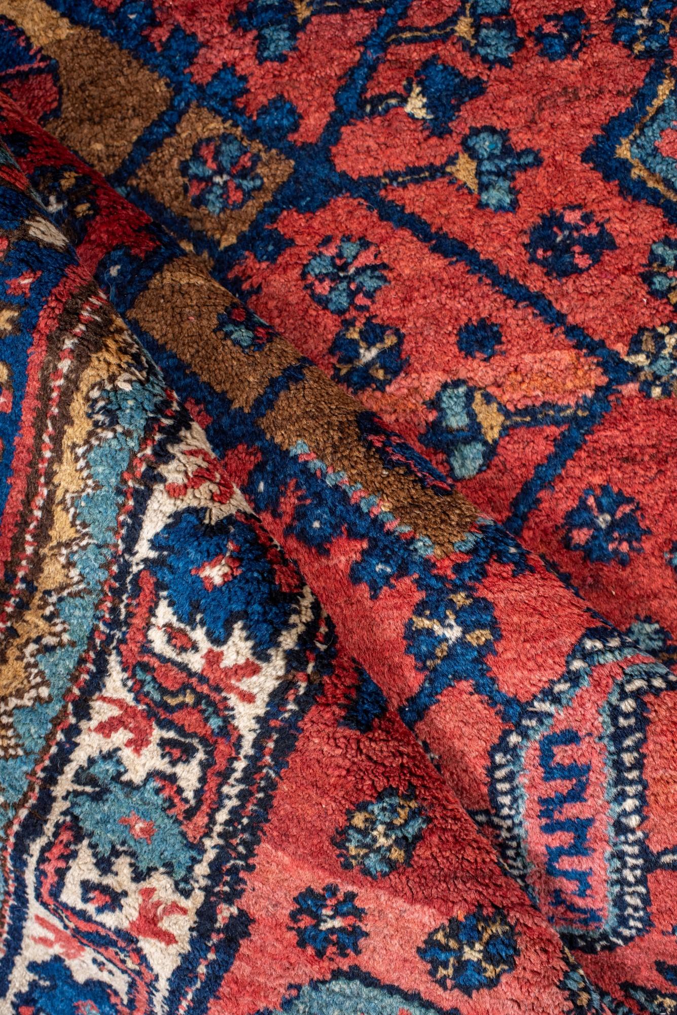 Malayer persan ancien avec champ corail et détails bleus en vente 1