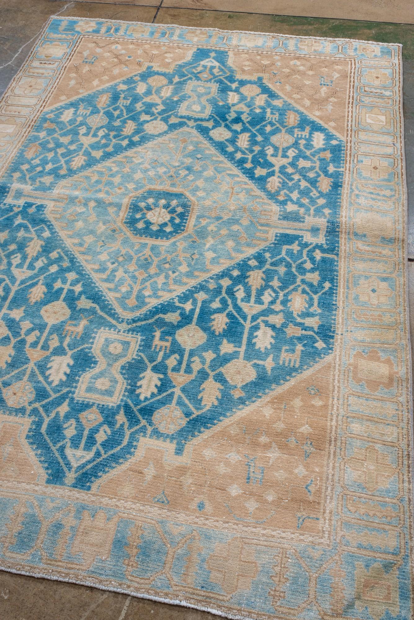 Persiano Antico Malayer persiano con grande medaglione blu cielo e angoli color cammello in vendita