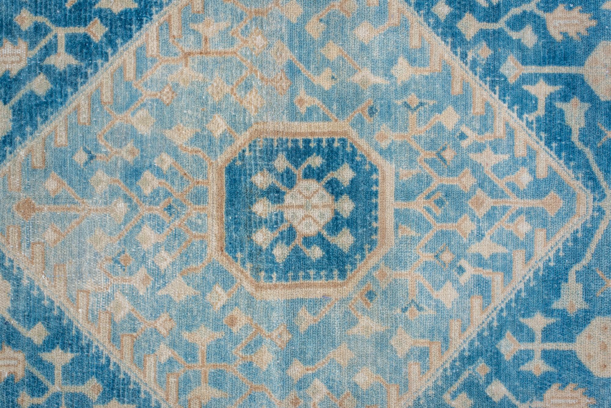 Annodato a mano Antico Malayer persiano con grande medaglione blu cielo e angoli color cammello in vendita
