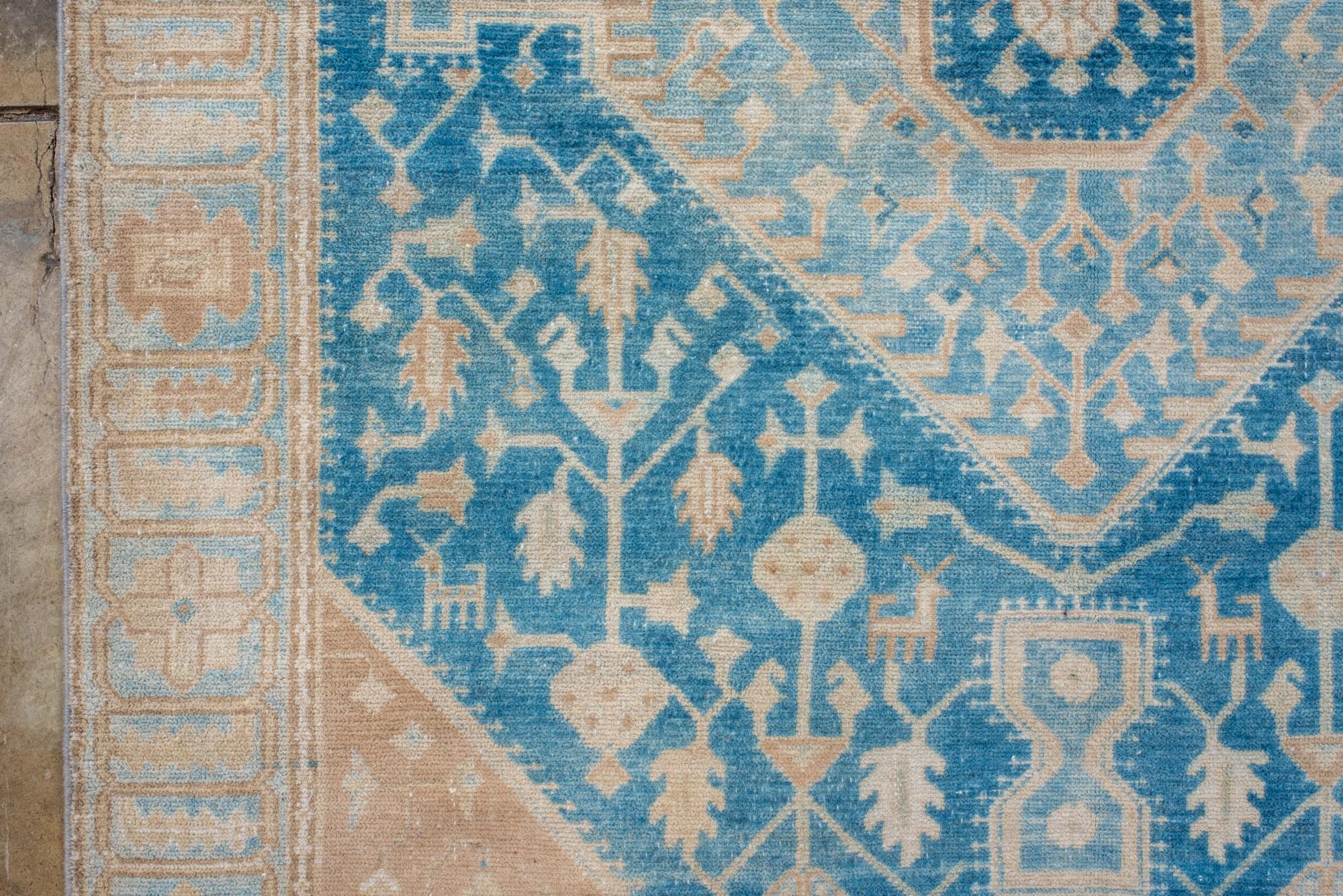 Antico Malayer persiano con grande medaglione blu cielo e angoli color cammello In condizioni buone in vendita a New York, NY