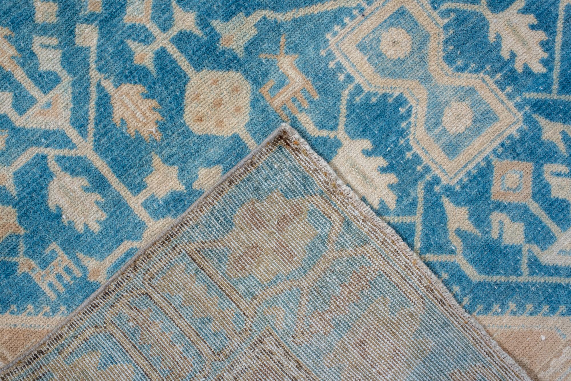 XX secolo Antico Malayer persiano con grande medaglione blu cielo e angoli color cammello in vendita