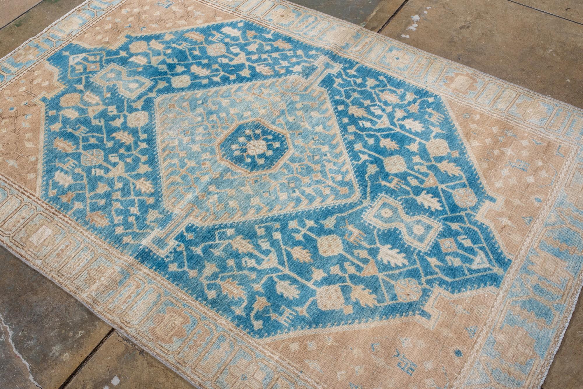Antico Malayer persiano con grande medaglione blu cielo e angoli color cammello in vendita 1