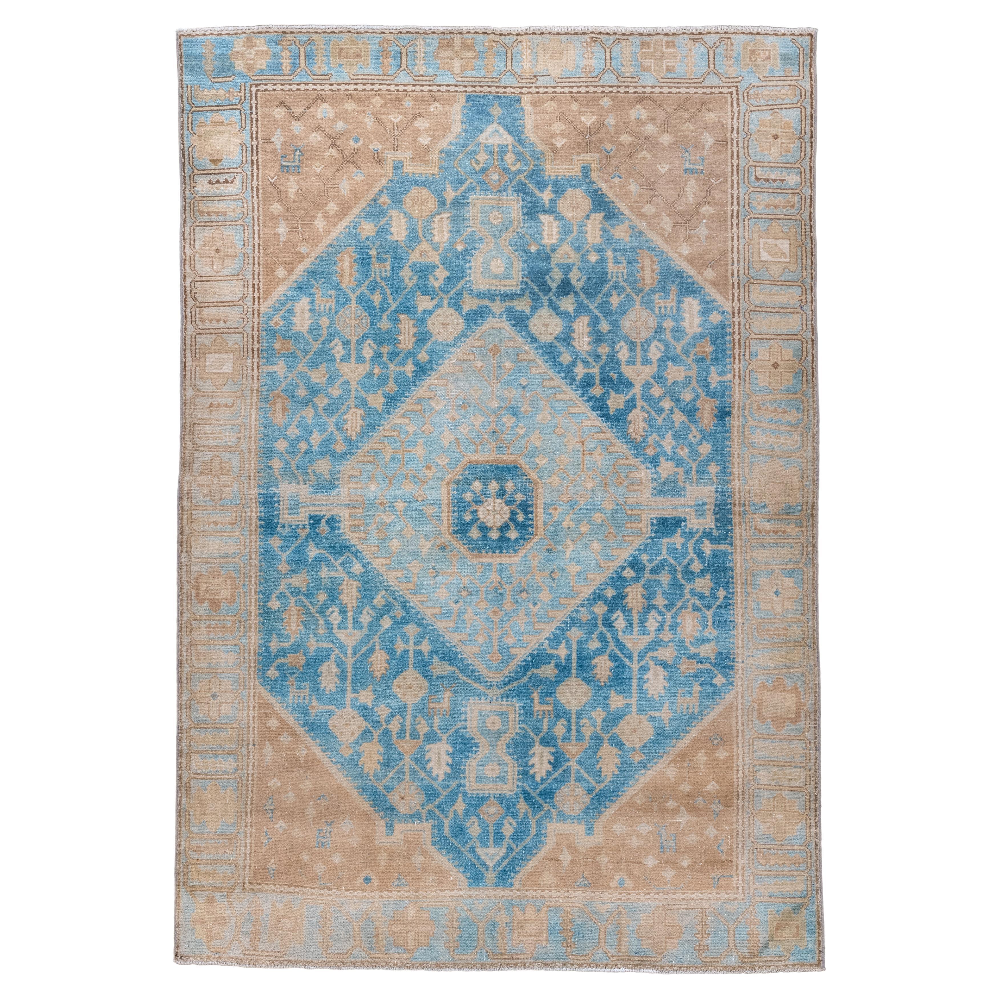 Antico Malayer persiano con grande medaglione blu cielo e angoli color cammello in vendita