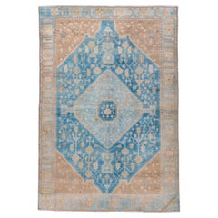 Antico Malayer persiano con grande medaglione blu cielo e angoli color cammello