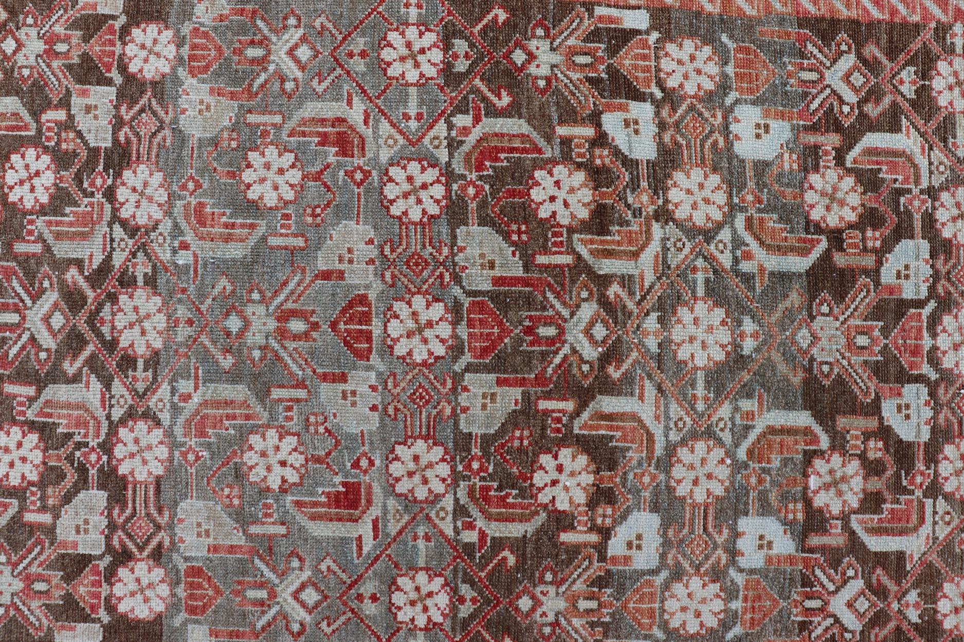 Malayer persan ancien avec motif floral sous-géométrique dans des tons rouges et terreux en vente 2