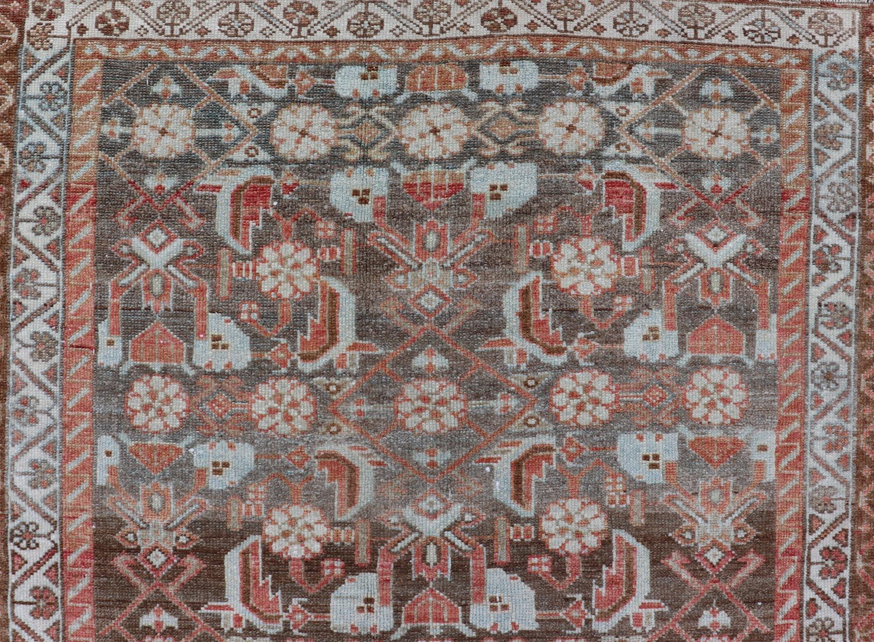 Laine Malayer persan ancien avec motif floral sous-géométrique dans des tons rouges et terreux en vente