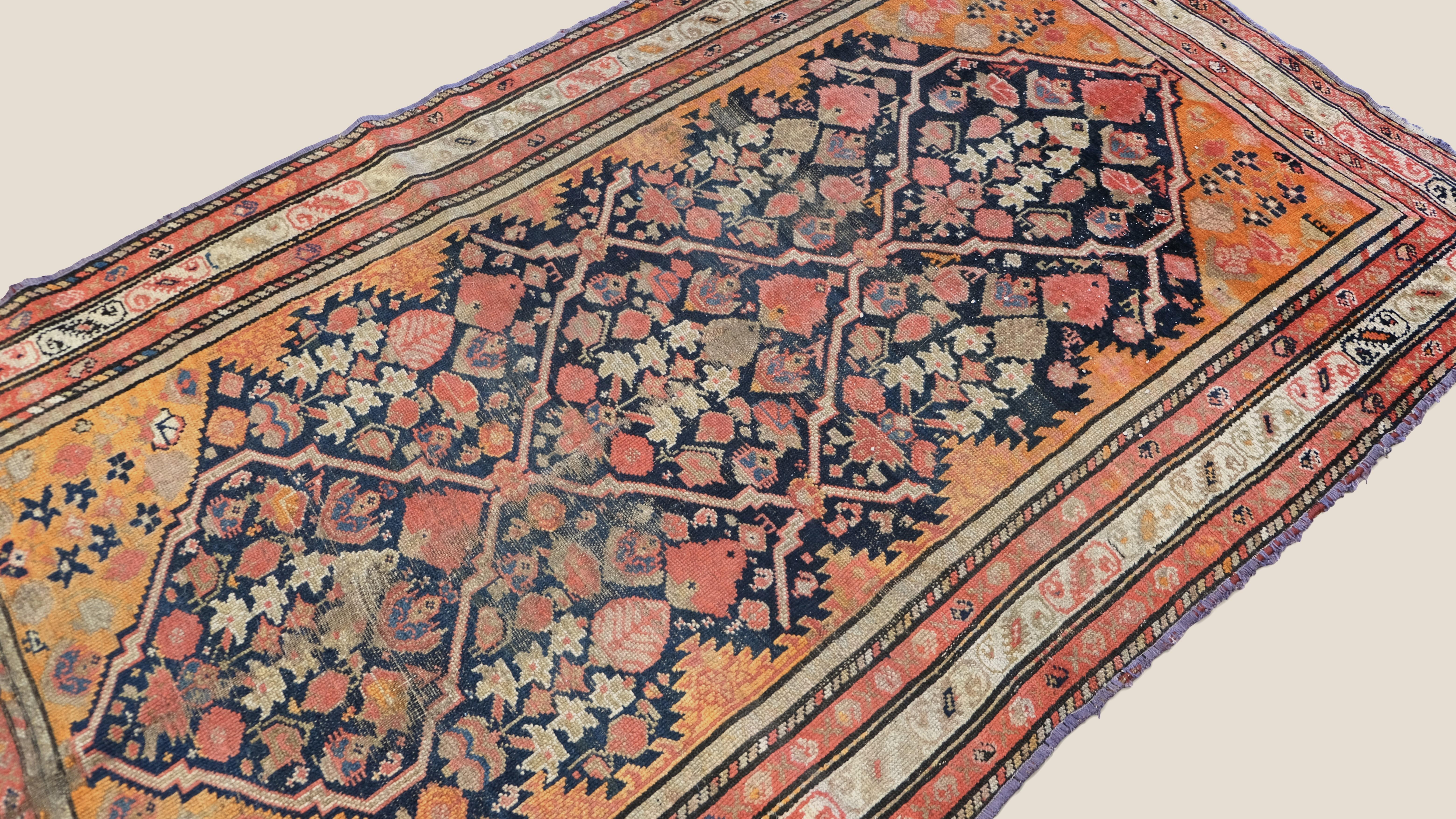 Antiker persischer Malayer  Wollteppich 3'8''x6'1'' um 1880-1920 (Handgeknüpft) im Angebot