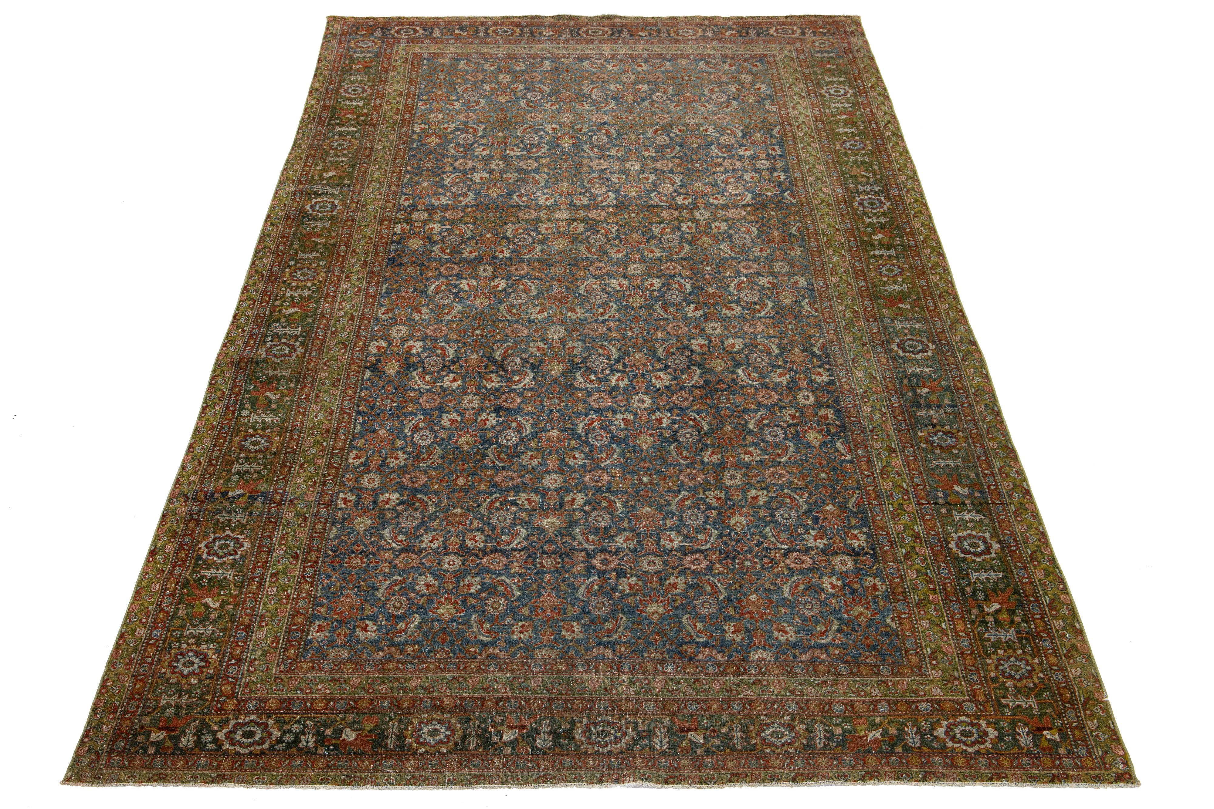Découvrez le charme exquis de ce tapis ancien en laine Perse Heriz. Son captivant Design/One de couleur rouille et son cadre vert apportent de l'éclat à un fond bleu riche et profond, rehaussant tout espace de son caractère unique.

Ce tapis mesure