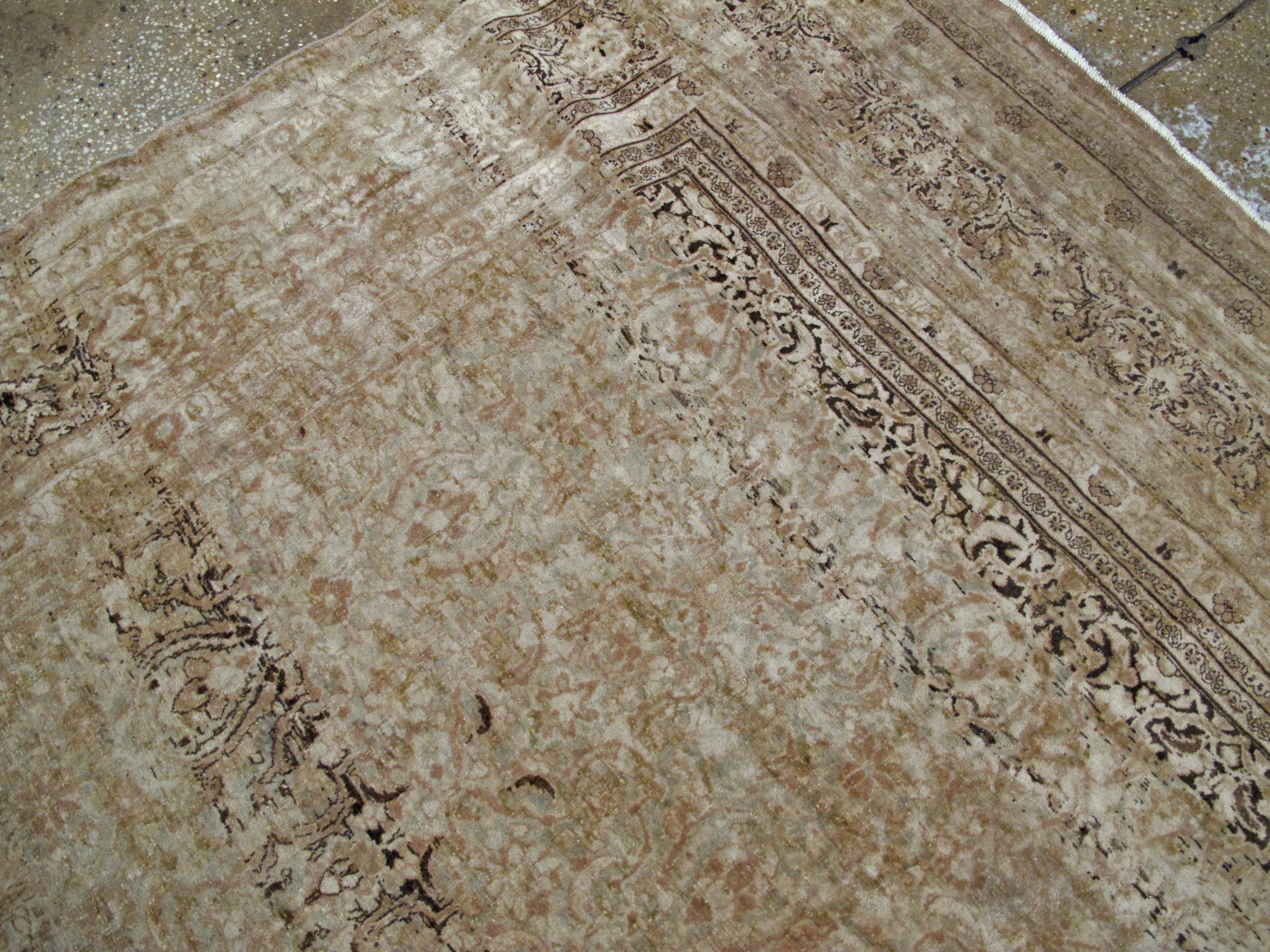Antiker persischer Mashad-Teppich im Zustand „Hervorragend“ im Angebot in New York, NY