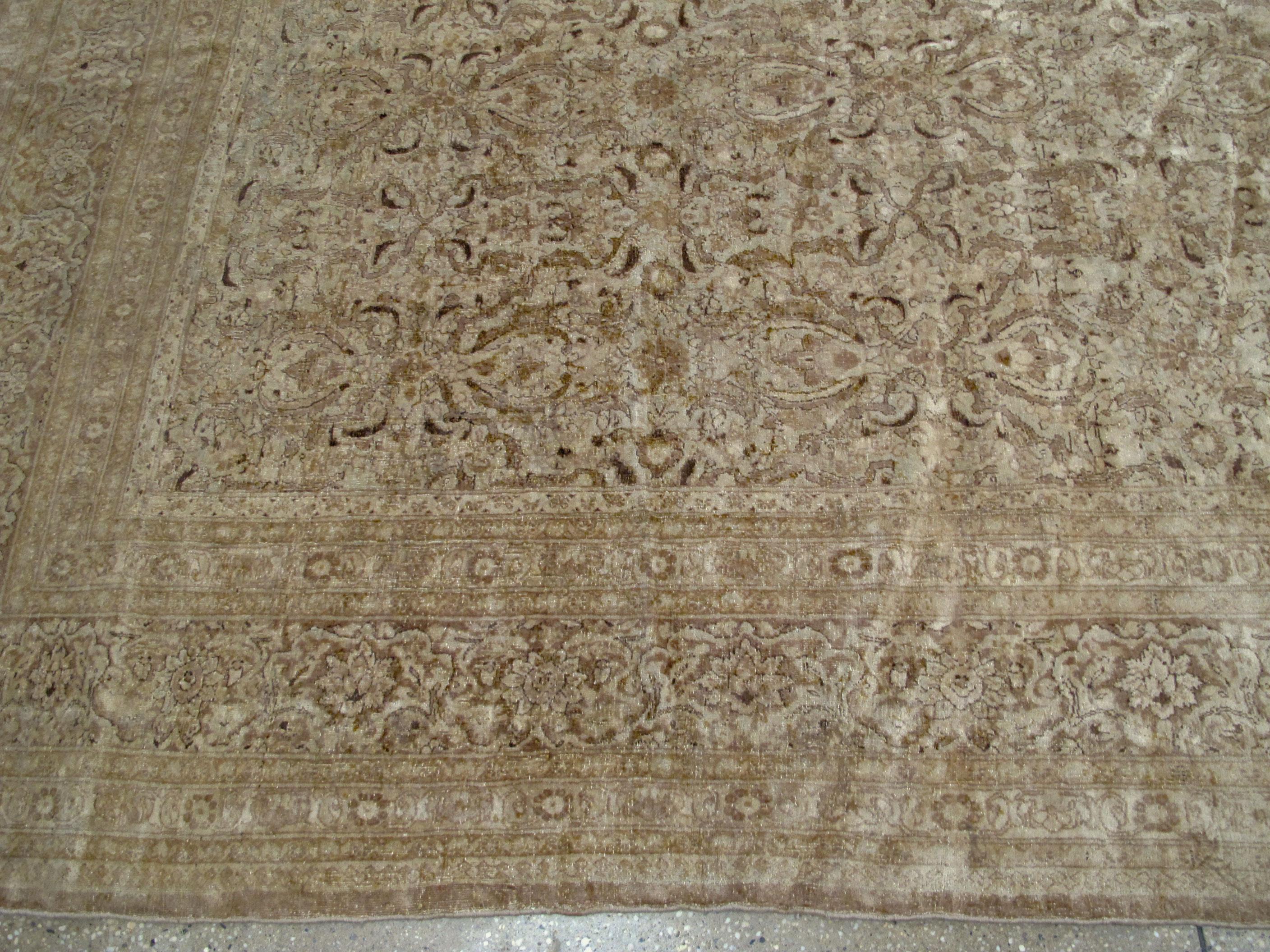 Antiker persischer Mashad-Teppich im Angebot 1