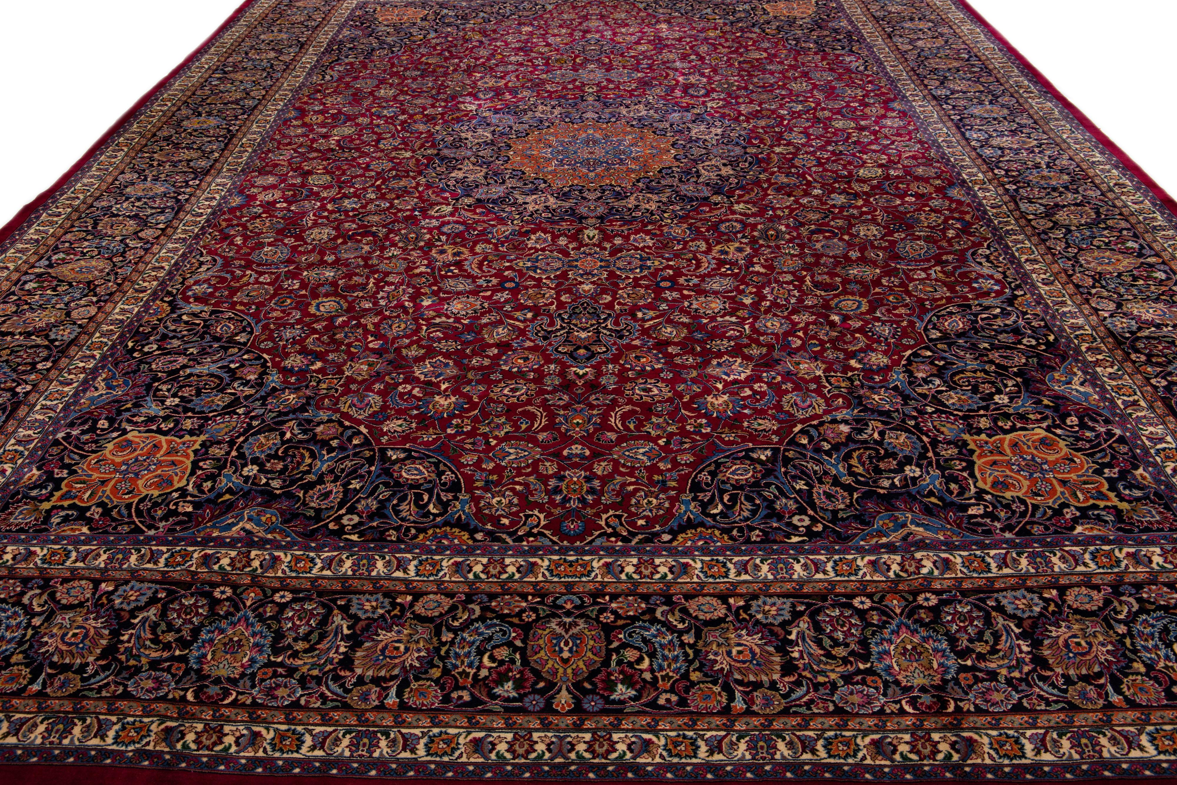 Islamico Antico tappeto persiano Mashad fatto a mano in lana rossa oversize con motivo a rosette in vendita