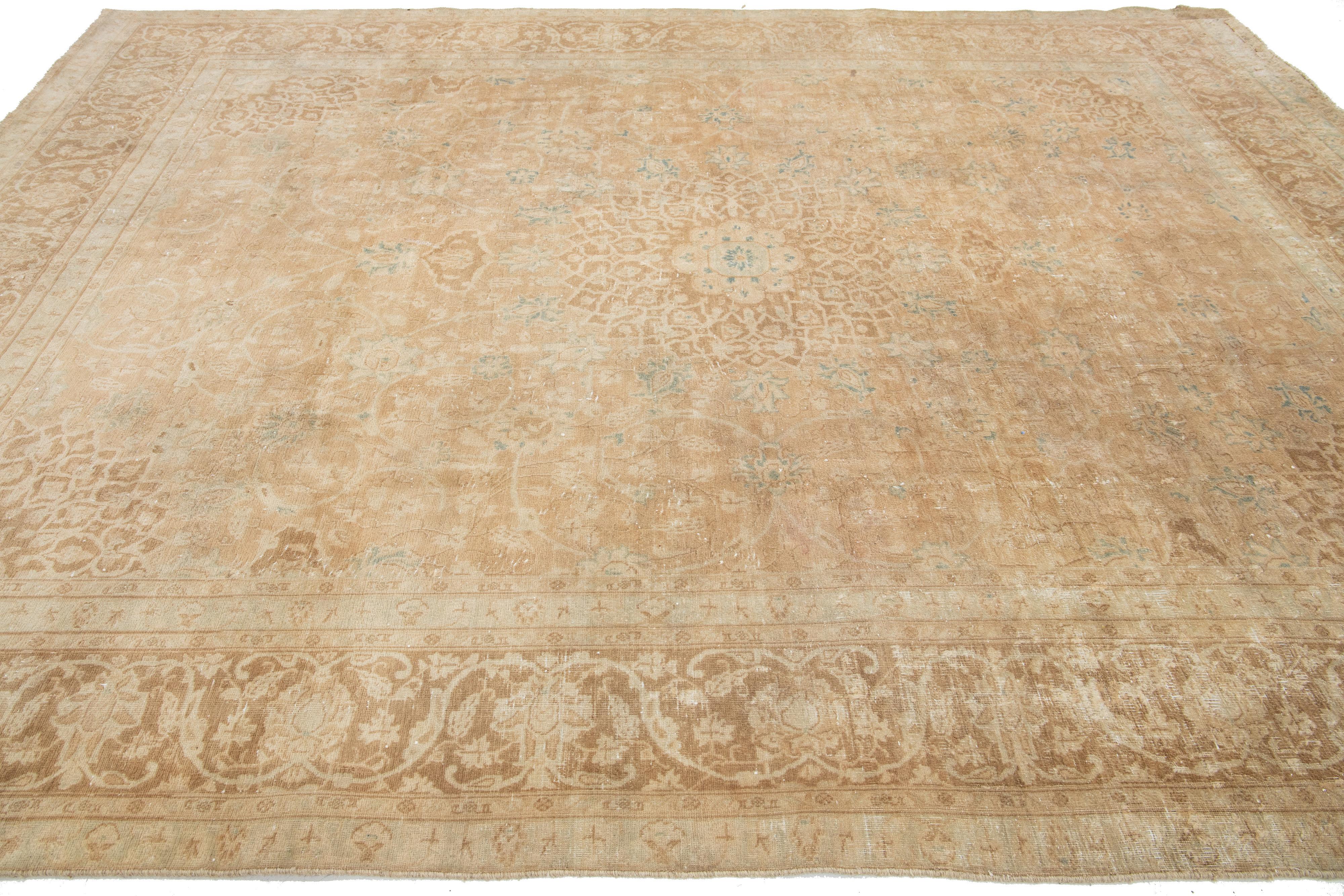 Tapis persan Mashad fait à la main en brun clair avec motif de rosette en vente 1