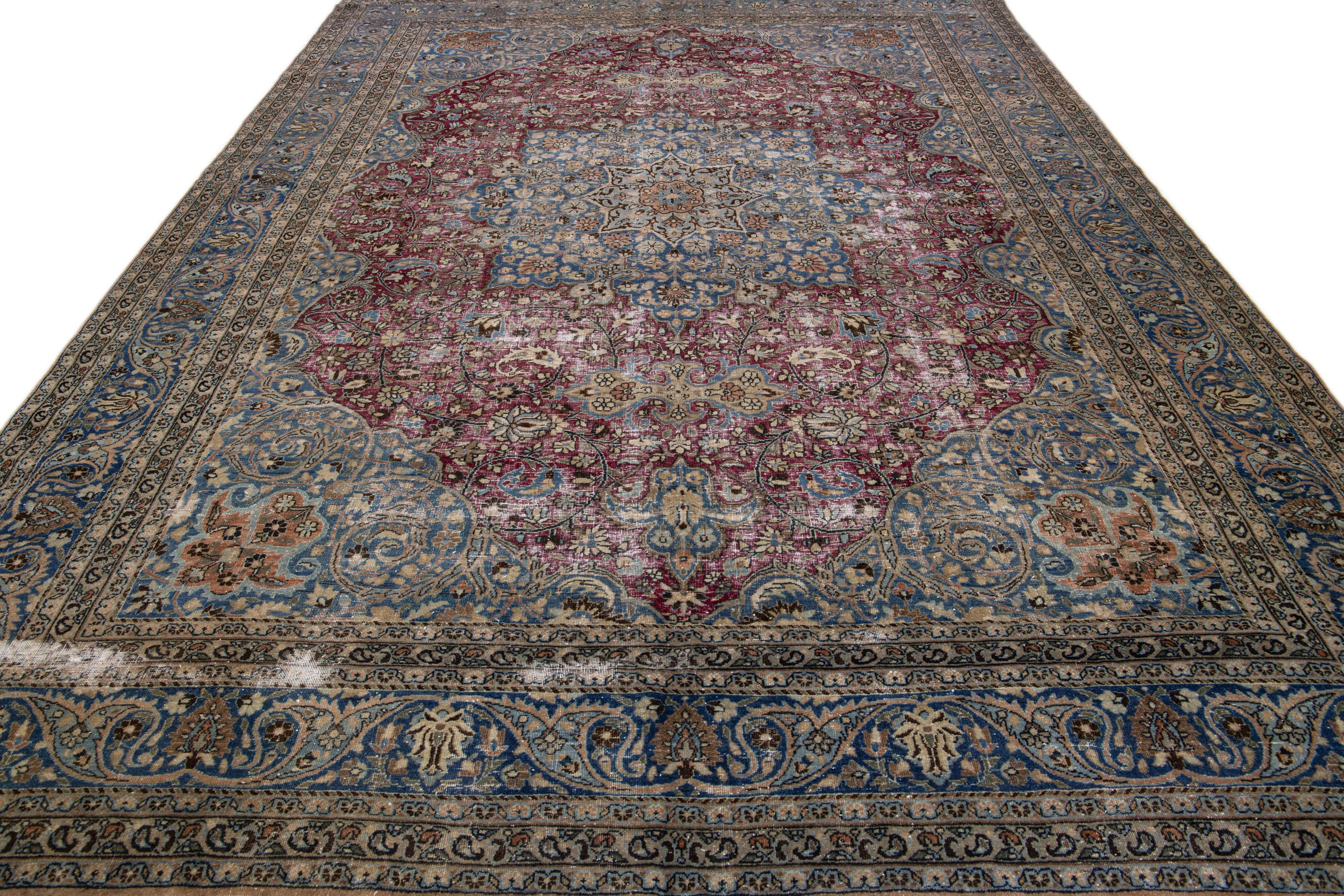 Islamique Ancien tapis persan Mashad rouge et bleu en laine fait à la main avec motif de rosette en vente