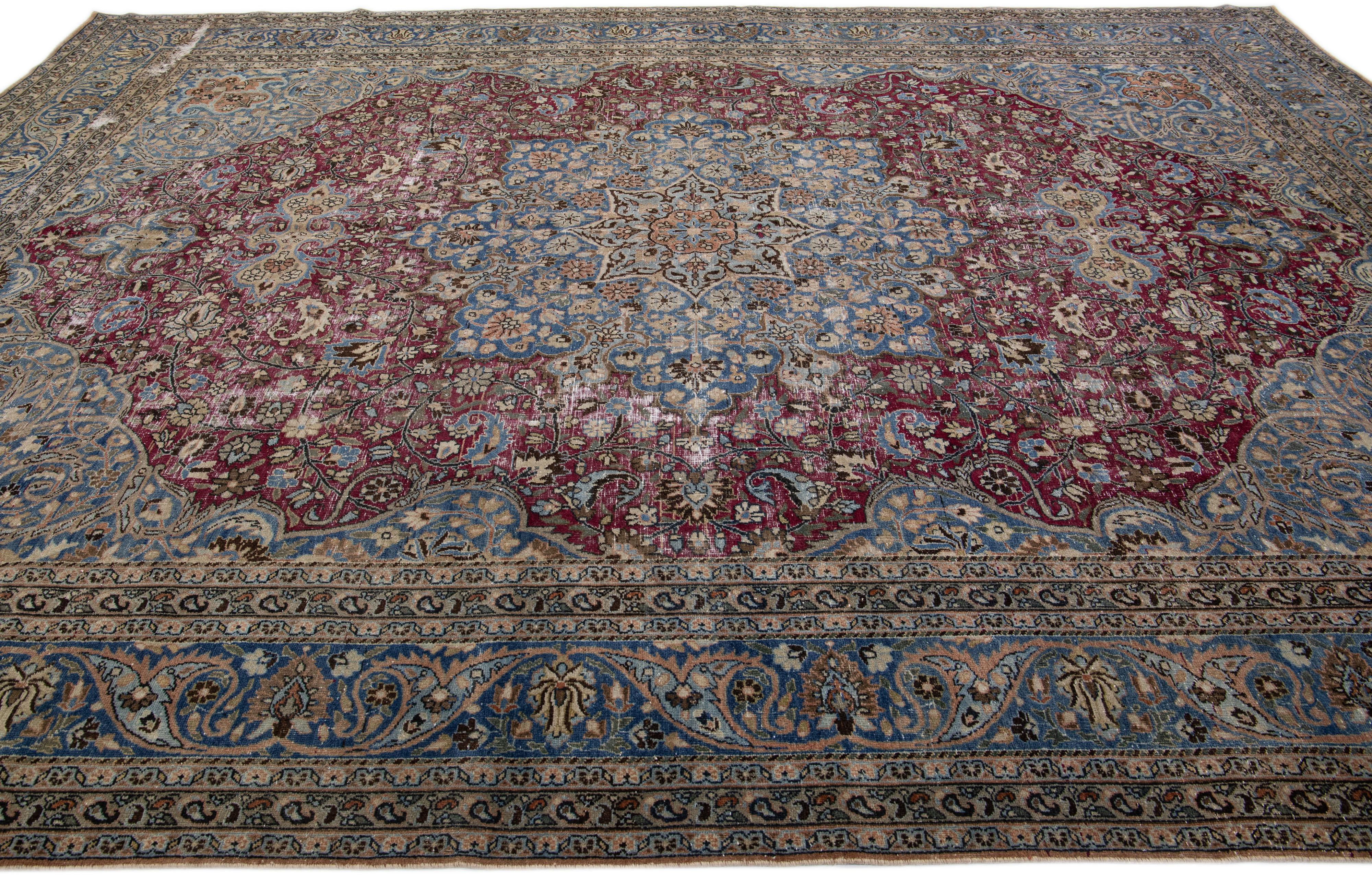20ième siècle Ancien tapis persan Mashad rouge et bleu en laine fait à la main avec motif de rosette en vente