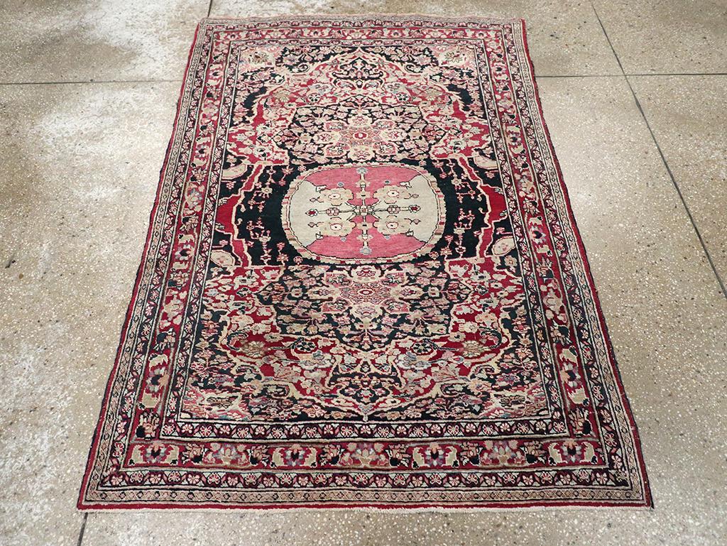 Un ancien tapis persan de Mashad du deuxième quart du 20e siècle.