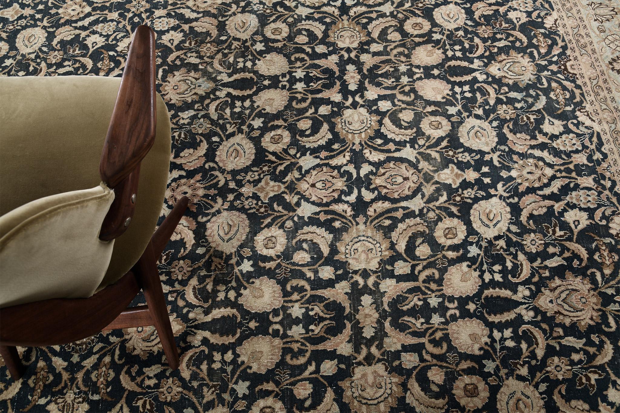 Antiker persischer Mashad-Teppich (Persisch) im Angebot