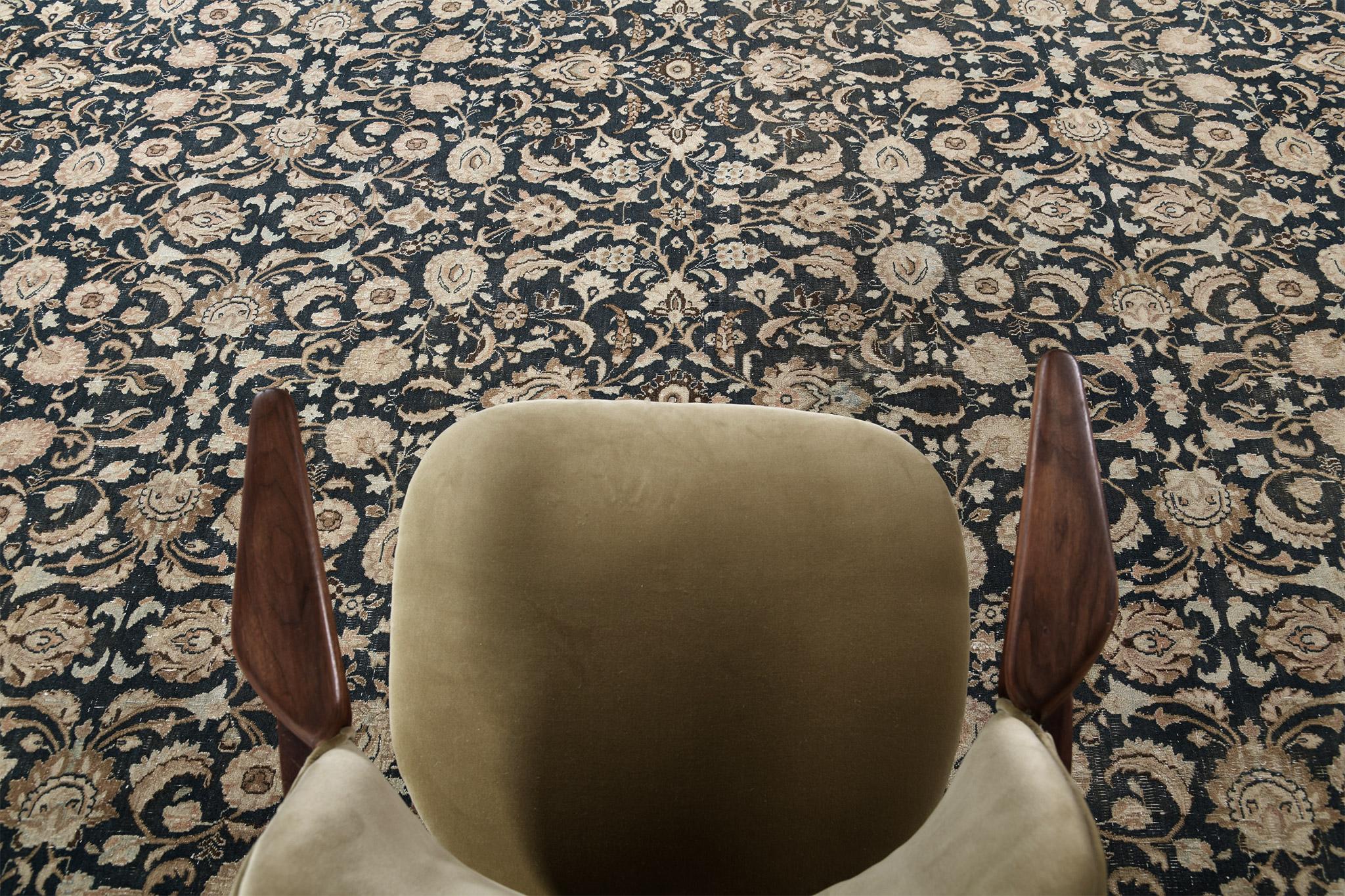 Antiker persischer Mashad-Teppich (Handgeknüpft) im Angebot