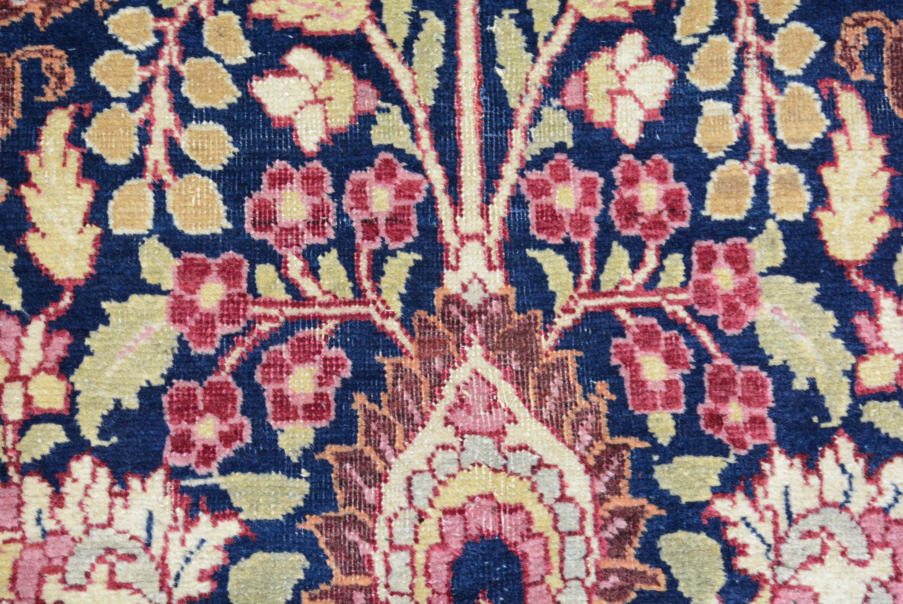 Antiker persischer Mashad-Teppich aus Persien im Zustand „Gut“ im Angebot in Closter, NJ