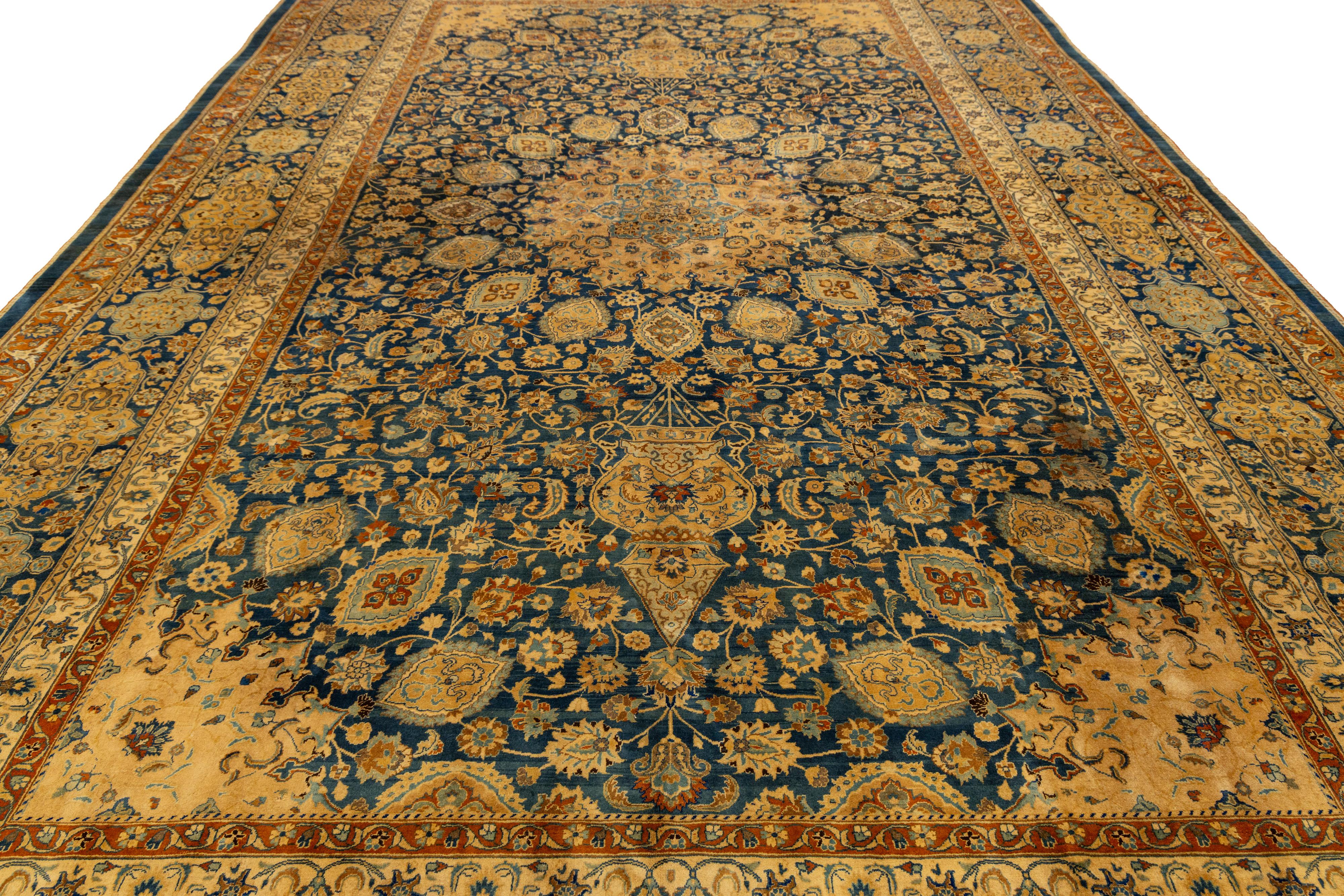 Ein handgeknüpfter antiker Mashad-Teppich mit einem floralen Medaillonmuster. Dieser Teppich misst: 11'4