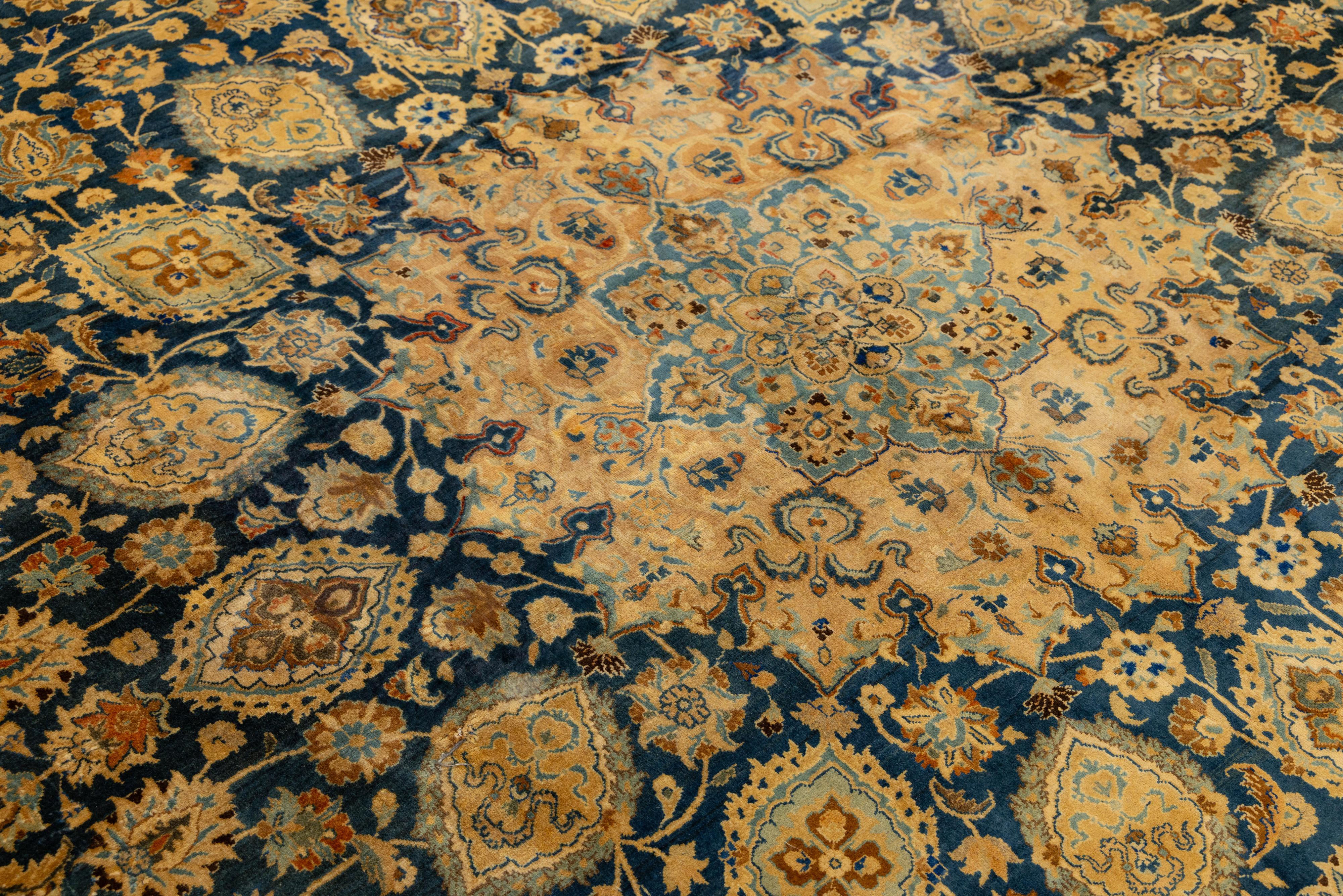 Antiker persischer Mashad-Teppich (Handgeknüpft) im Angebot