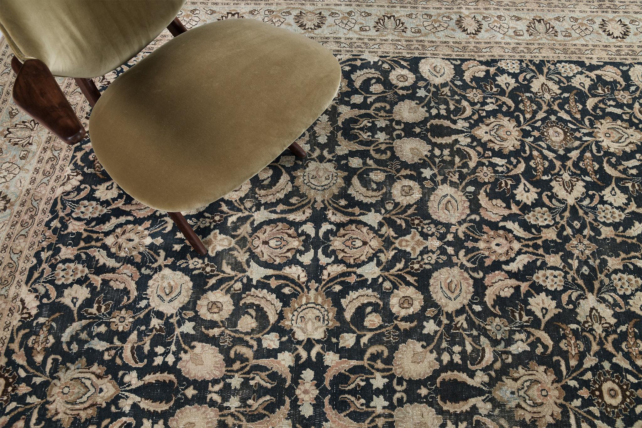 Antiker persischer Mashad-Teppich im Angebot 1