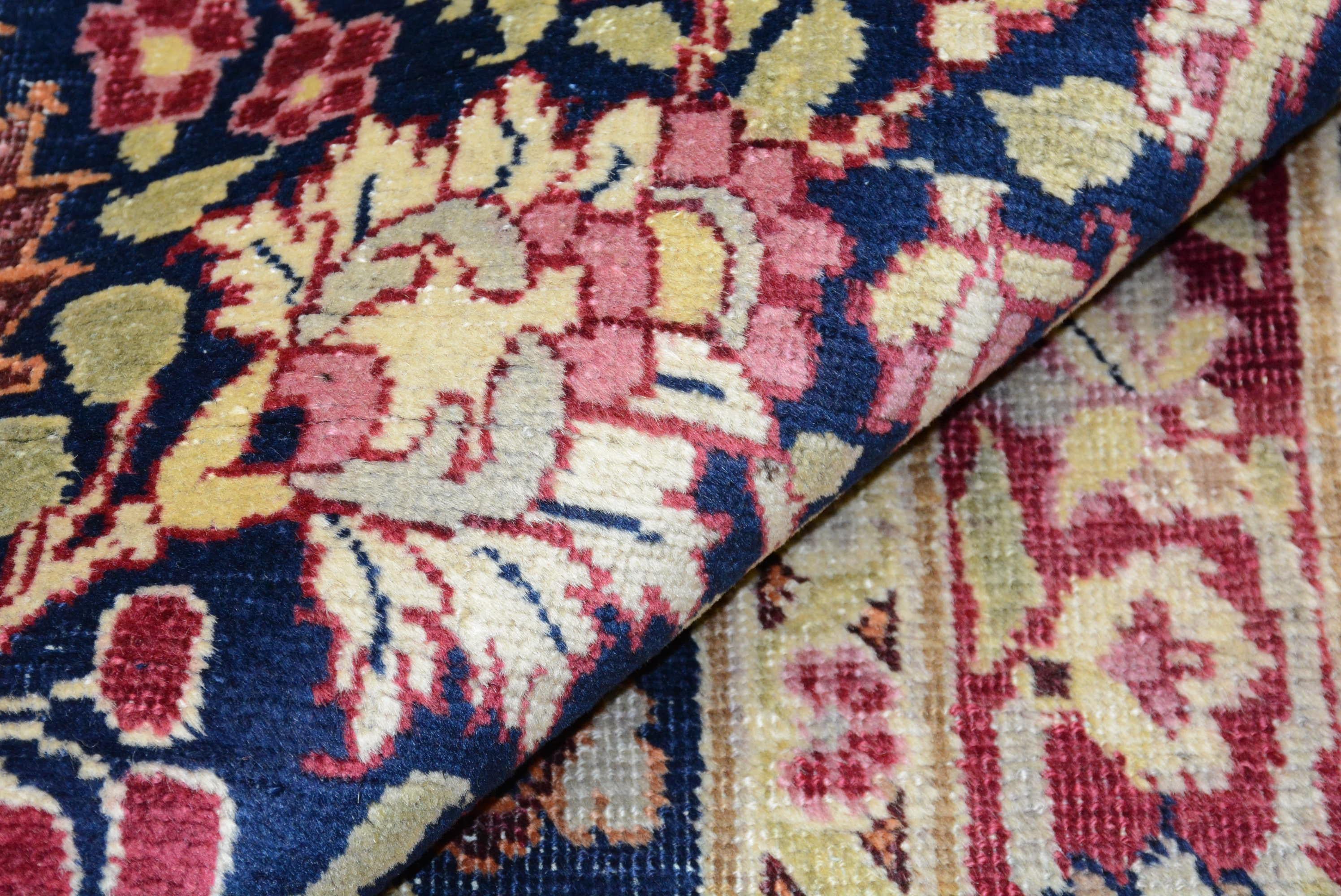 Antiker persischer Mashad-Teppich aus Persien (Wolle) im Angebot