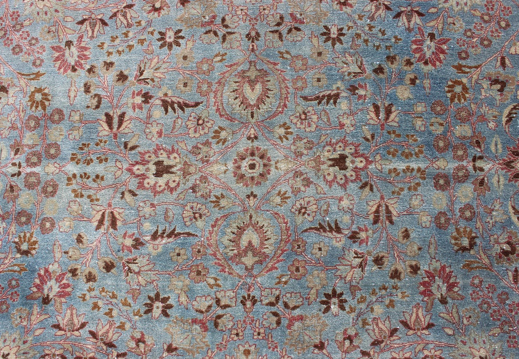 Antiguo gran Mashhad persa sobre fondo azul claro de Keivan Woven Arts en venta 2