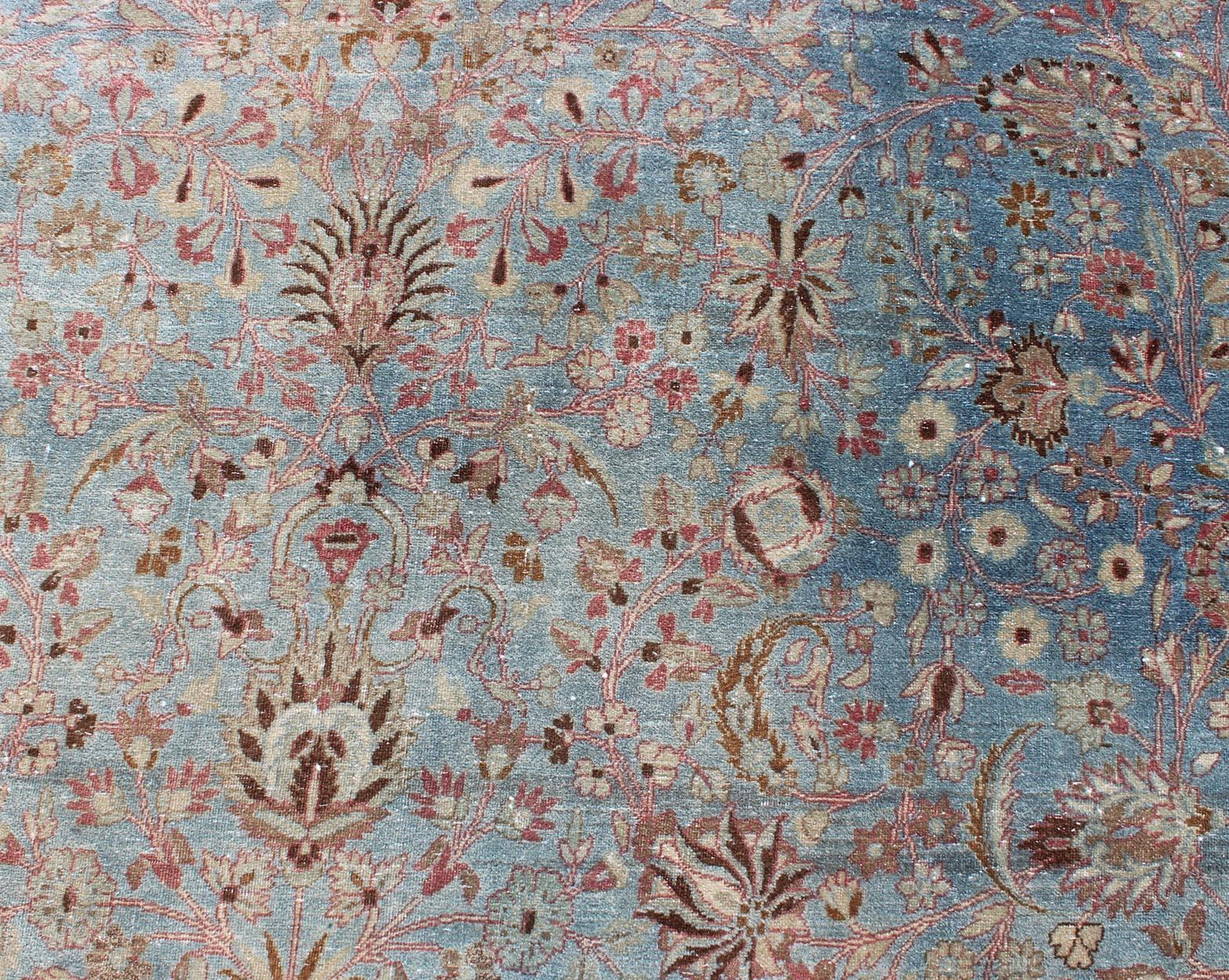 Antiguo gran Mashhad persa sobre fondo azul claro de Keivan Woven Arts en venta 4