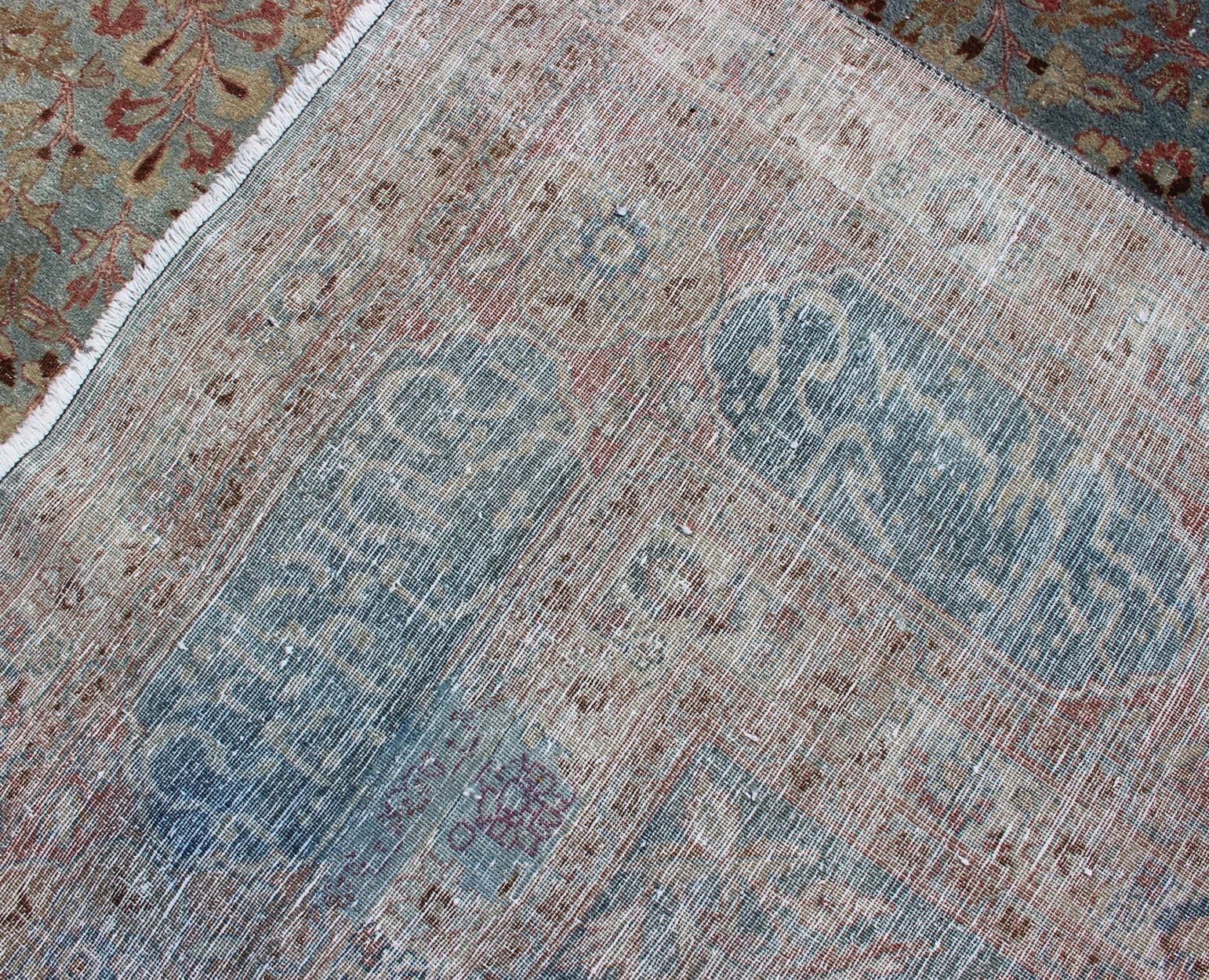 Antiguo gran Mashhad persa sobre fondo azul claro de Keivan Woven Arts en venta 7