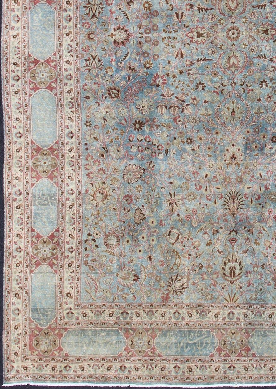 Antigua gran alfombra persa de Mashhad con inscripciones en fondo azul claro, borde rosa. Keivan Woven Arts / alfombra 18-0807, país de origen / tipo: Irán / Mashhad, hacia 1920.

Medidas: 11'8 x 17'6.

Mashhad es una importante ciudad del noreste