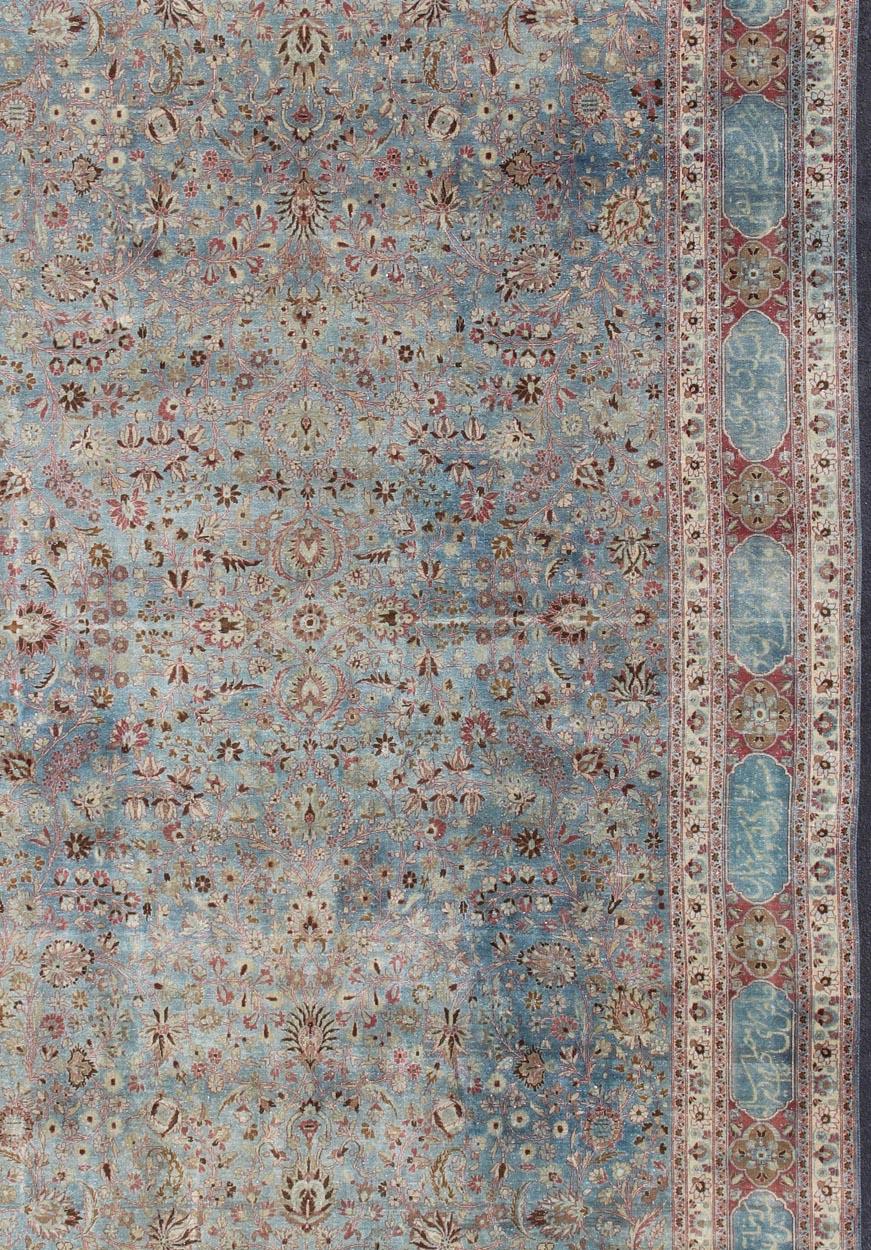 Antiguo gran Mashhad persa sobre fondo azul claro de Keivan Woven Arts Sultanabad en venta