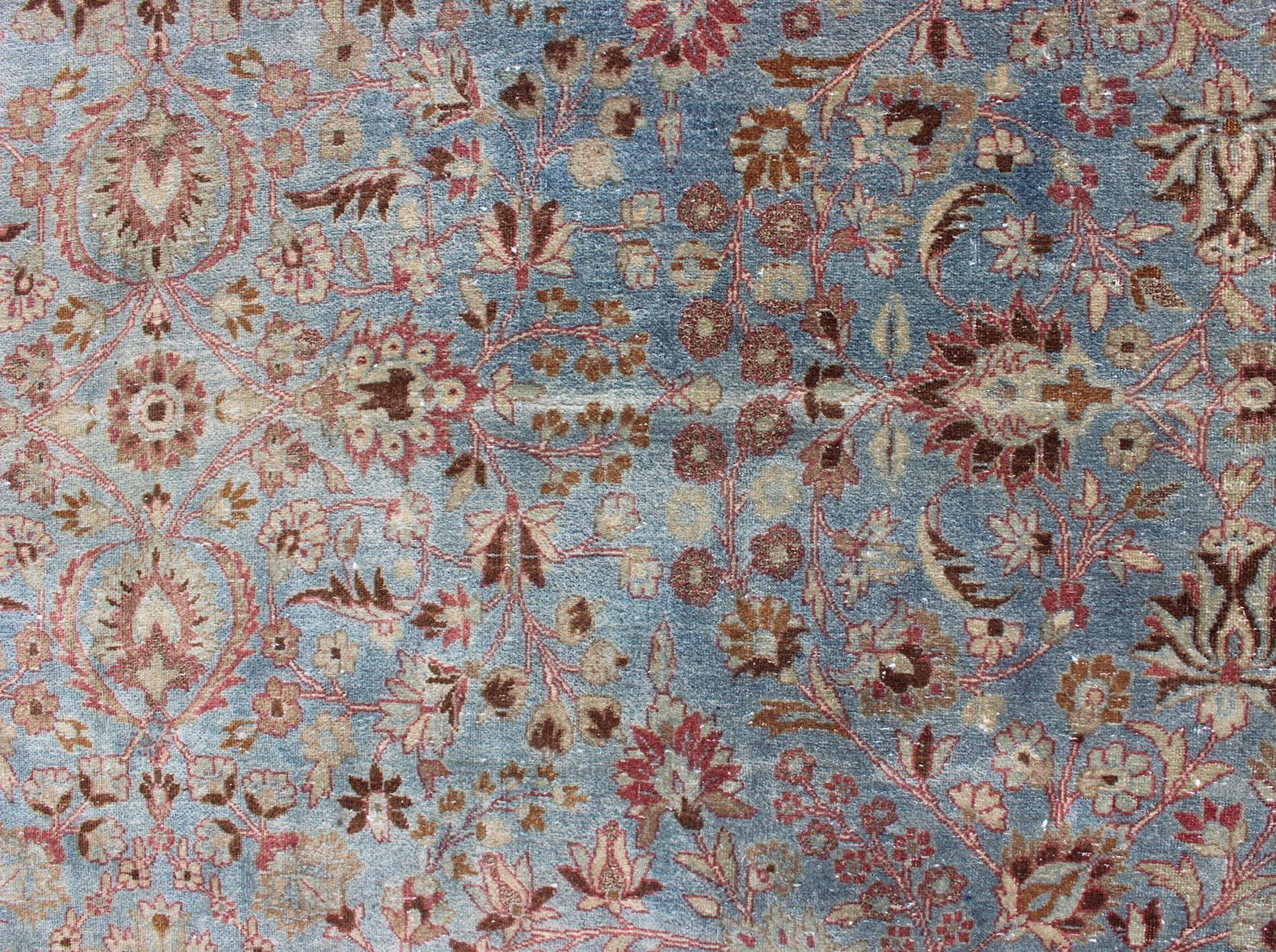 Antiguo gran Mashhad persa sobre fondo azul claro de Keivan Woven Arts en Bueno estado para la venta en Atlanta, GA