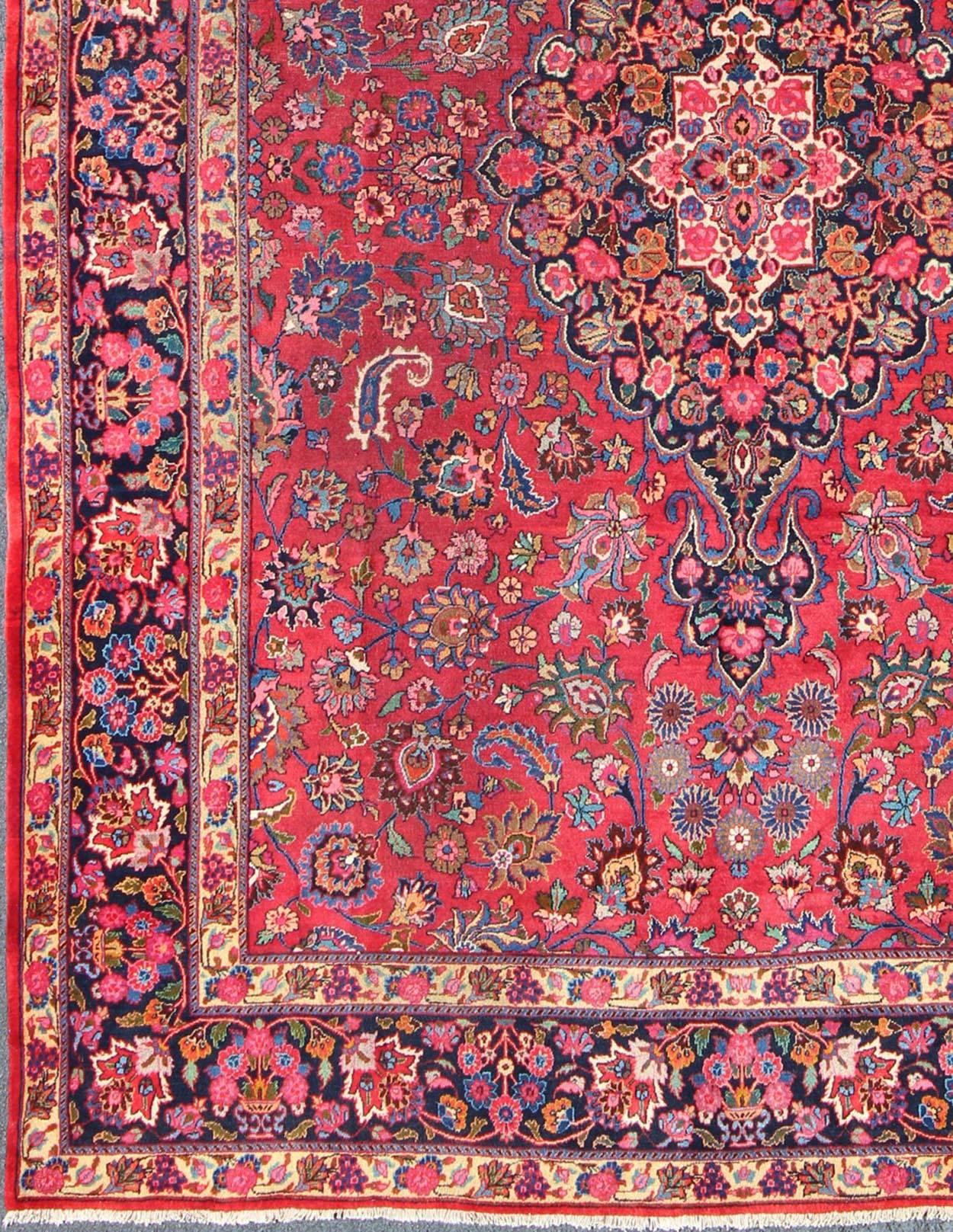Antiker persischer Maschhad-Teppich mit kunstvollem floralem Medaillon-Muster in Rot und Nachtblau, Teppich h-409-11, Herkunftsland / Typ: Iran / Mashhad, um 1950

Dieser hochdekorative und kunstvolle alte persische Mashhad-Teppich zeichnet sich