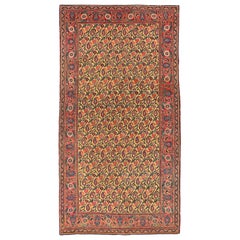 Tapis persan ancien Mashad avec détails floraux roses et verts sur fibre centrale jaune