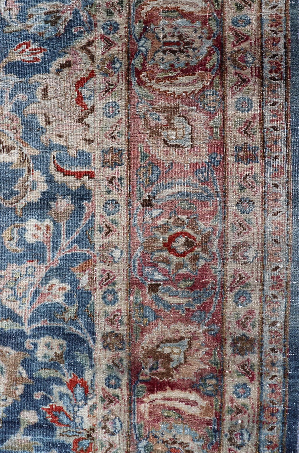 Antiker persischer Mashad mit mittelgroßem Hintergrund in Boteh-Blau, lachsfarbener Bordüre im Angebot 2