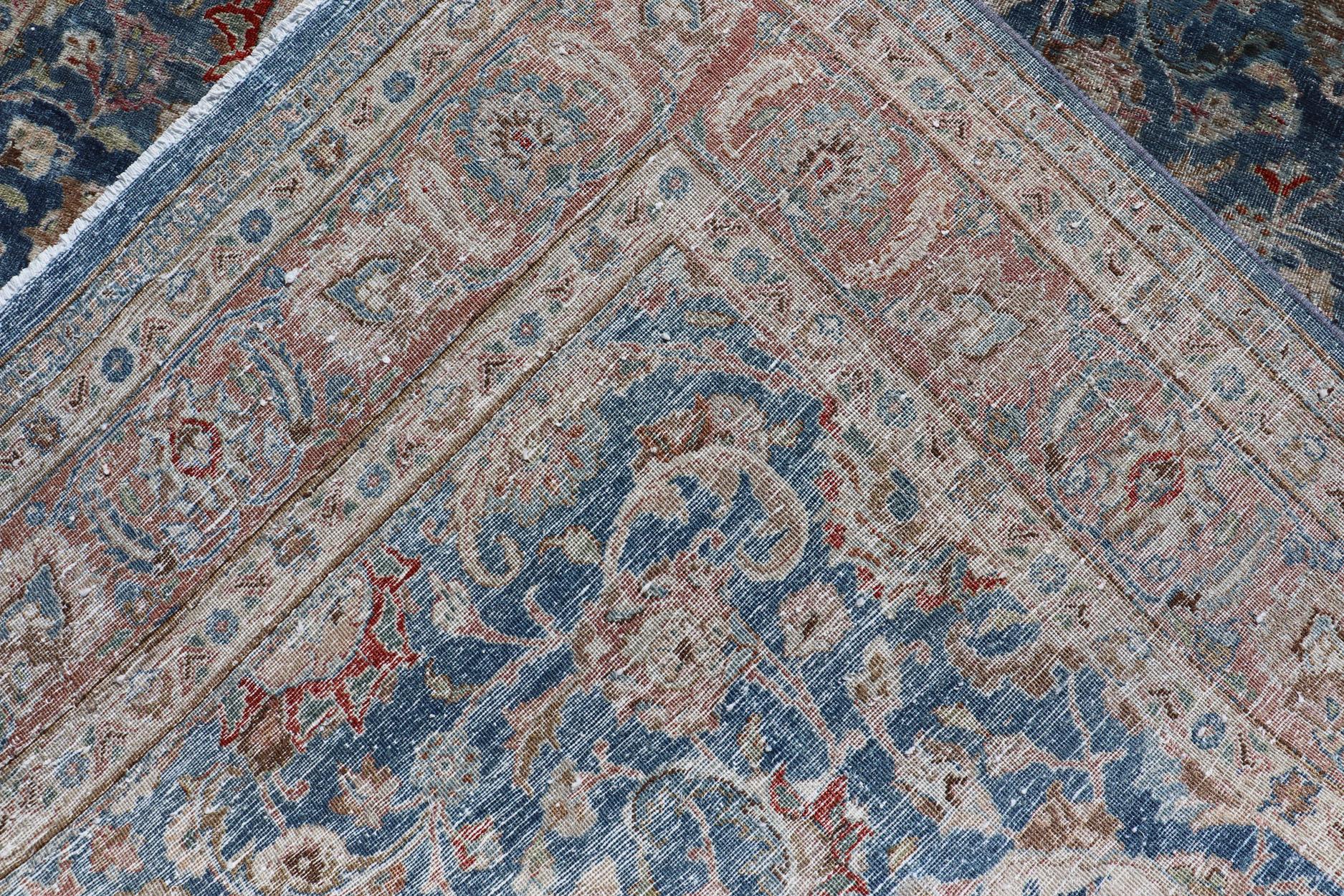 Antiker persischer Mashad mit mittelgroßem Hintergrund in Boteh-Blau, lachsfarbener Bordüre im Angebot 3