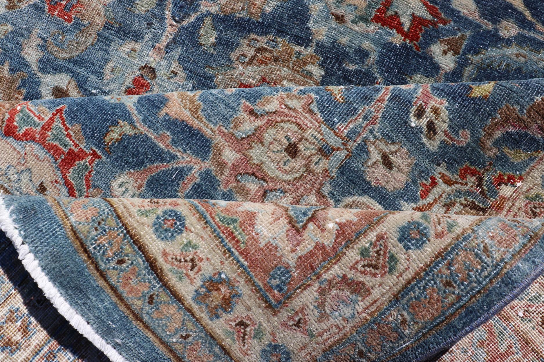 Antiker persischer Mashad mit mittelgroßem Hintergrund in Boteh-Blau, lachsfarbener Bordüre im Angebot 4