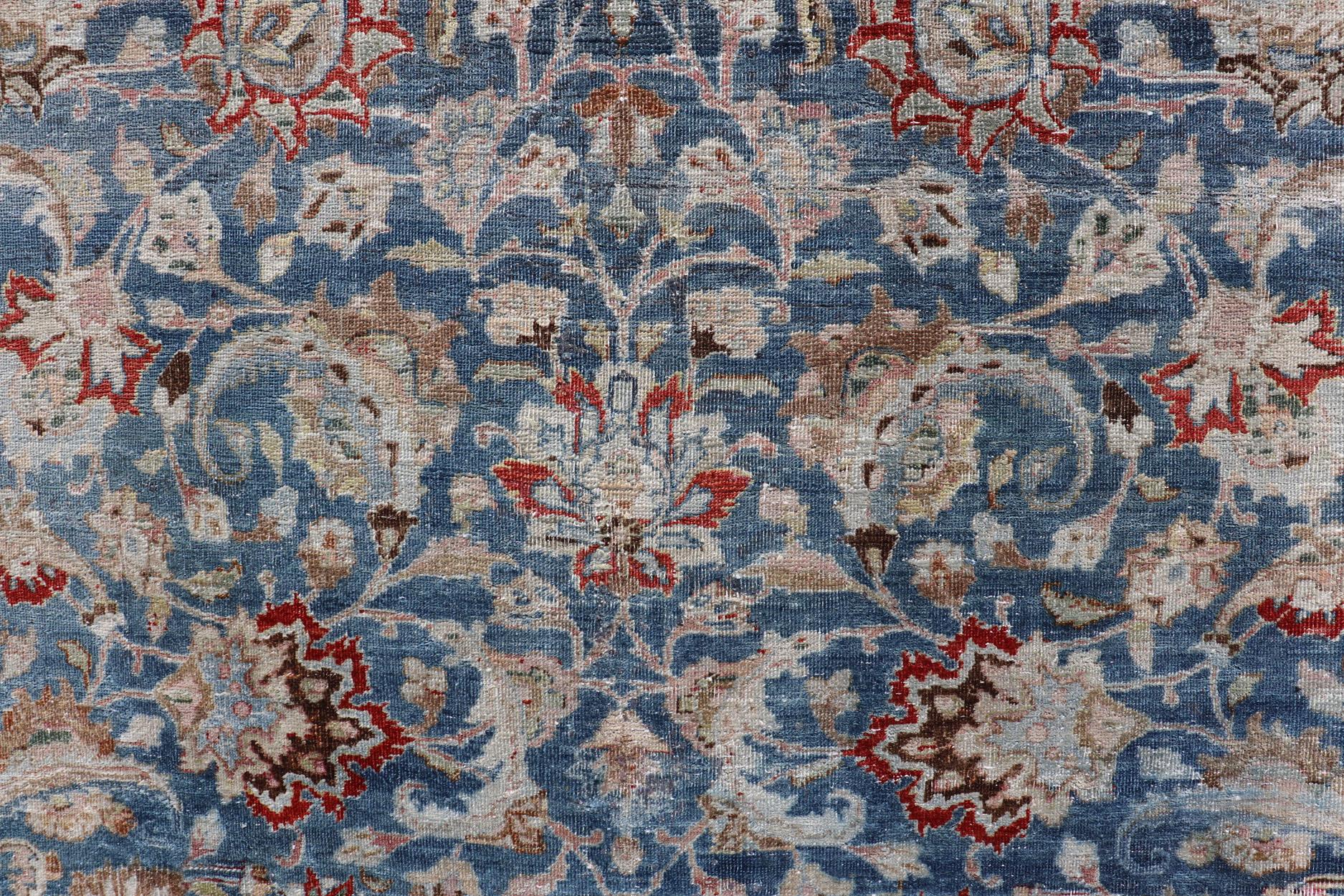 Antiker persischer Mashad mit mittelgroßem Hintergrund in Boteh-Blau, lachsfarbener Bordüre (Handgeknüpft) im Angebot